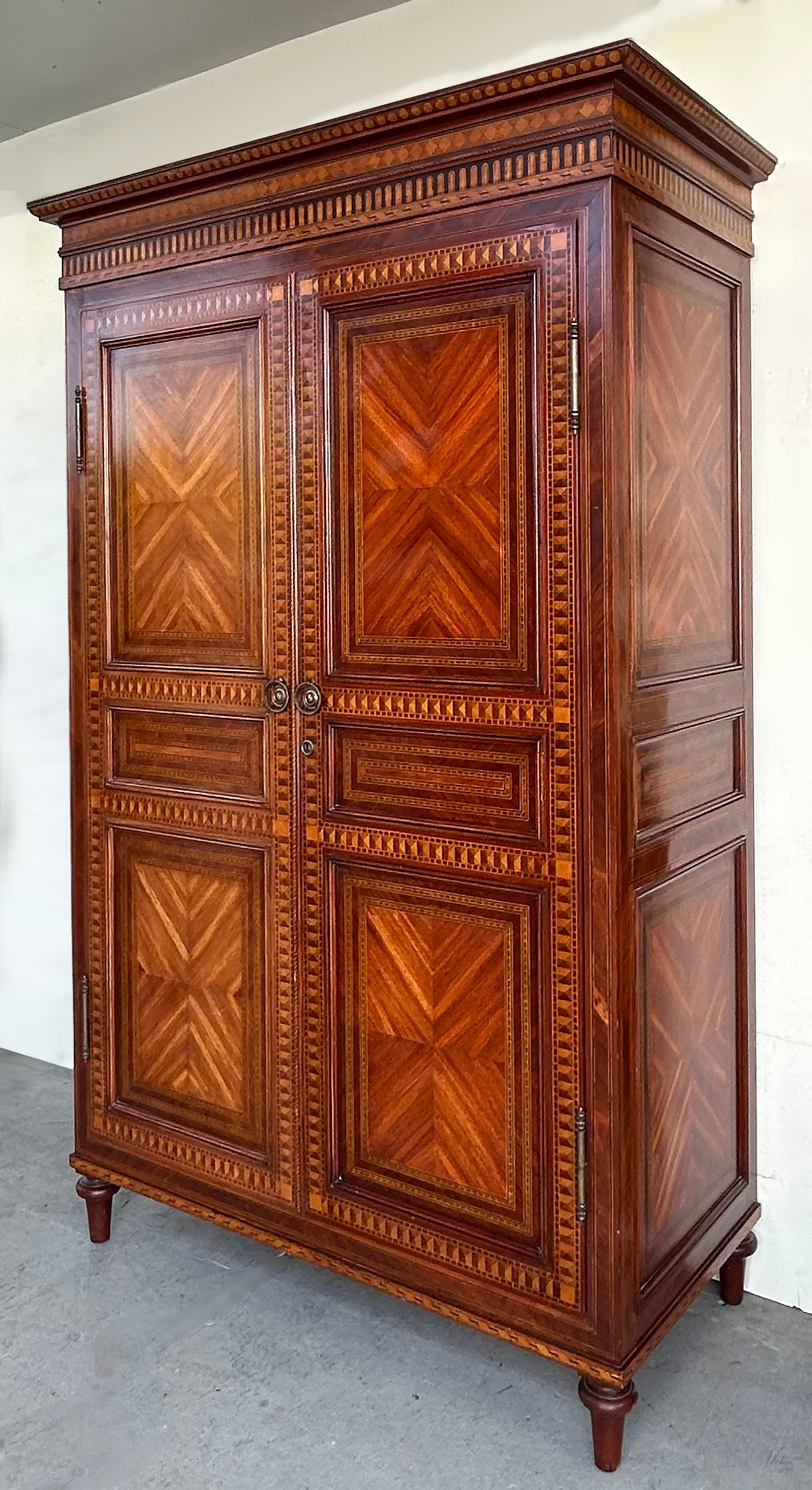 Alfonso Marina Feiner monumentaler Schrank im italienischen Stil, Intarsieneinlage

Zum Verkauf angeboten wird ein Alfonso Marina feine Intarsien monumentalen italienischen Stil zweitürigen Kleiderschrank mit offenen Regalen und Schubladen im