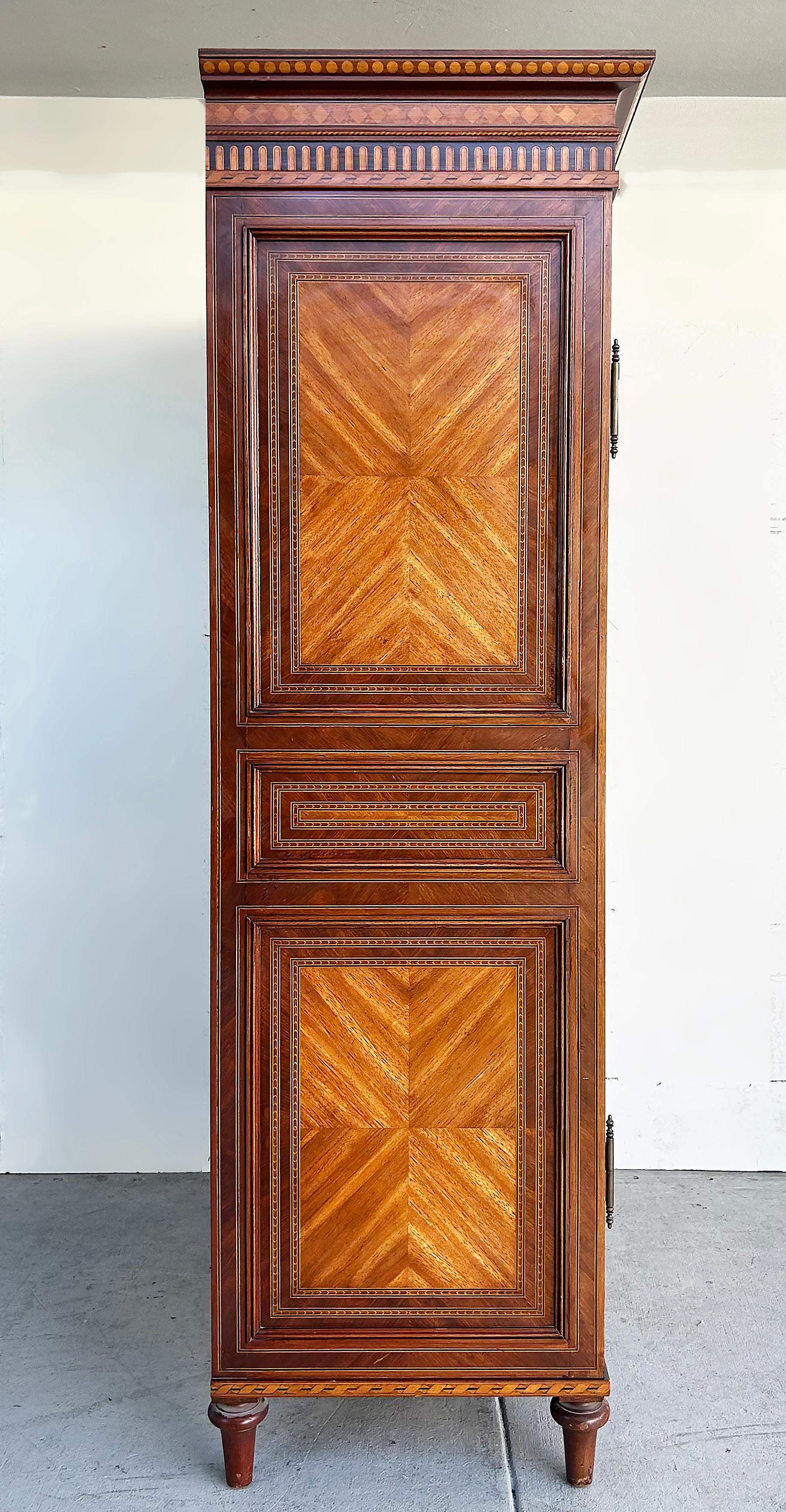 Alfonso Marina, feiner Monumentaler Schrank im italienischen Stil, Intarsienarbeit (Neoklassisch) im Angebot