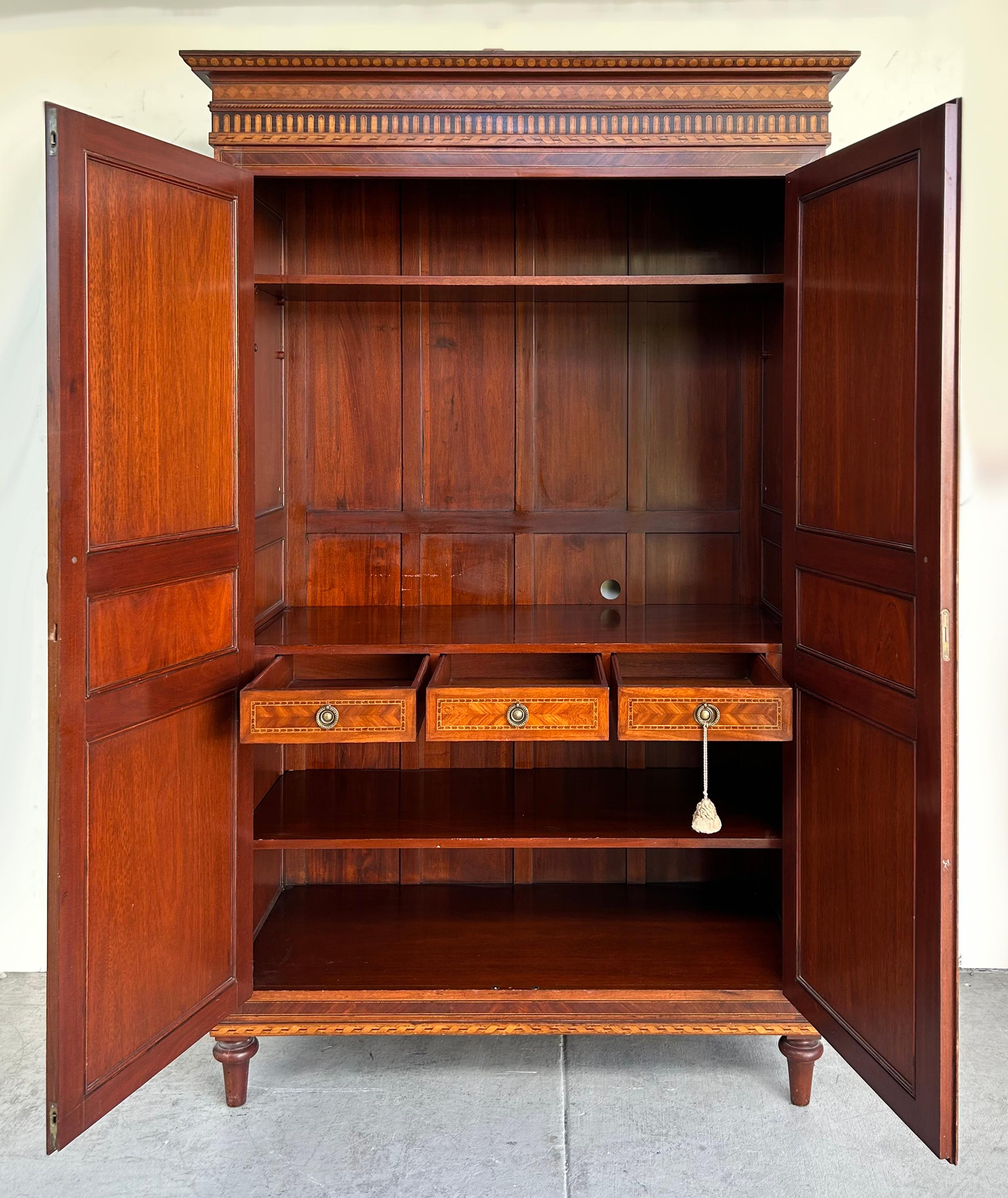 Alfonso Marina, feiner Monumentaler Schrank im italienischen Stil, Intarsienarbeit (Mexikanisch) im Angebot