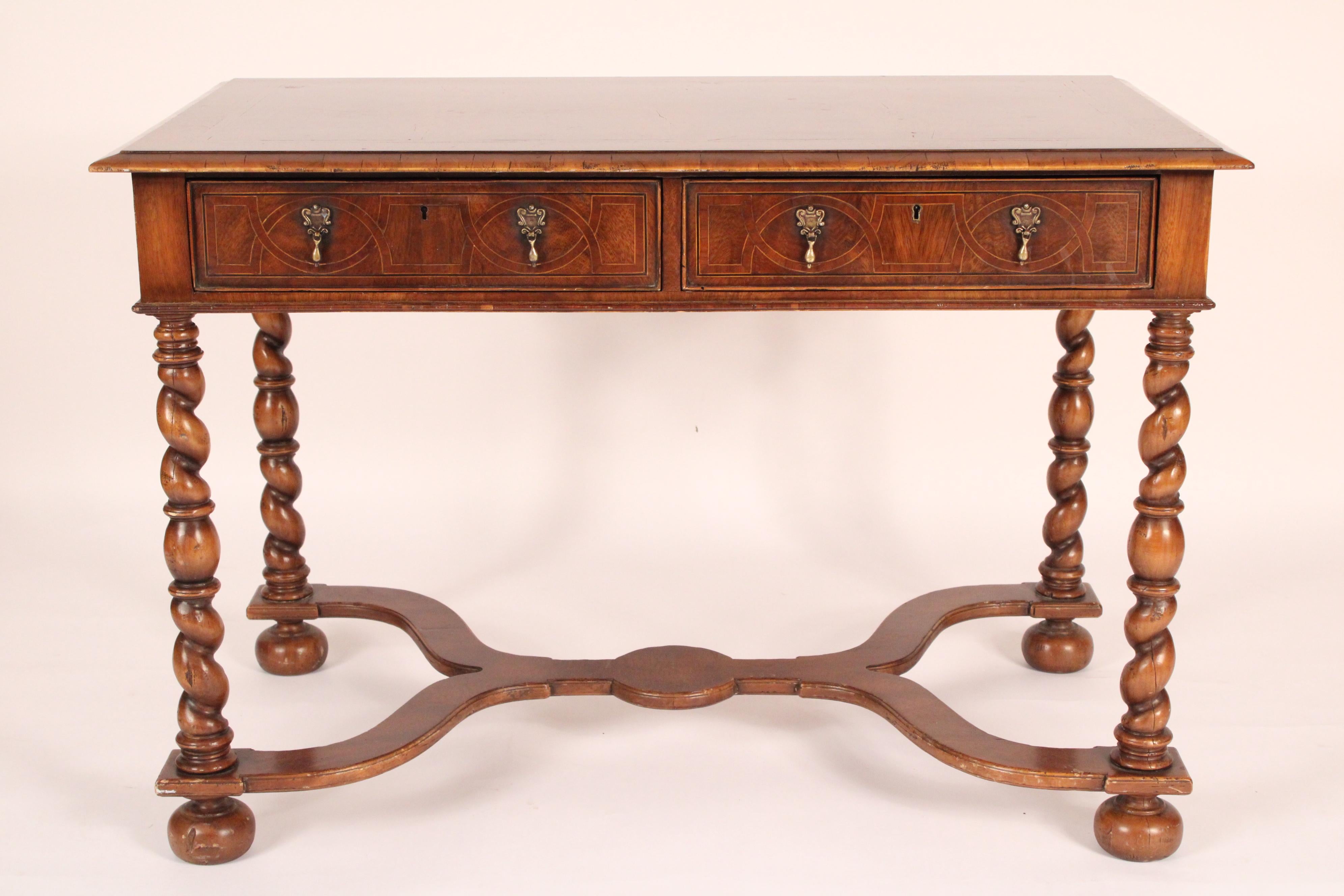 Table à écrire en acajou de style Louis XIV, réalisée par Alfonso Marina, vers 2008. Le plateau en acajou flammé avec bandes transversales et bords moulurés, deux tiroirs marquetés avec des poignées en laiton, reposent sur des pieds tournés reliés