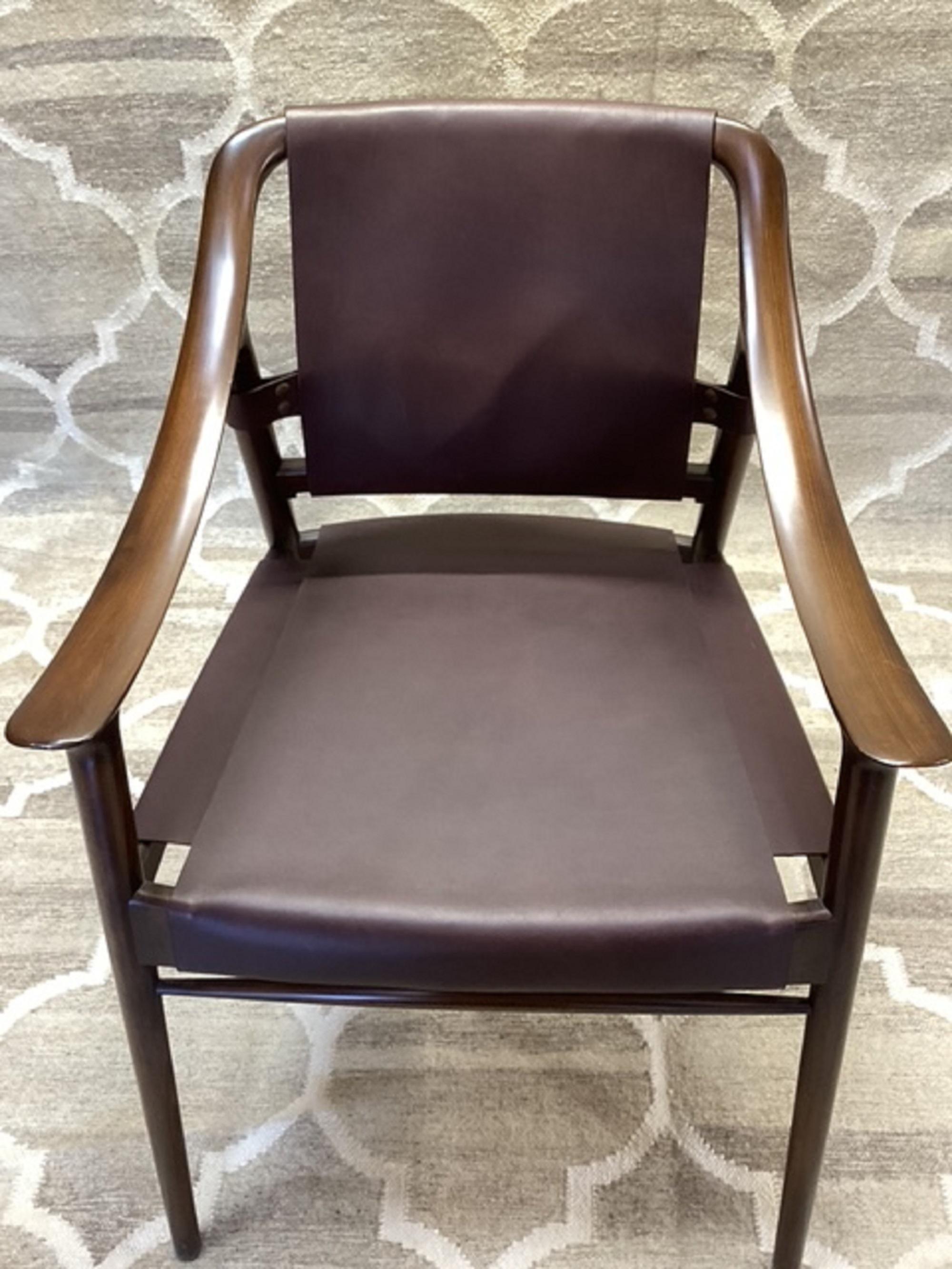 Der Montholier Chair ist ein eindrucksvolles Beispiel für modernes Design und handwerkliche Kunstfertigkeit. Der Rahmen aus dunklem Ebenholz hat eine schlanke, skulpturale Silhouette mit klaren Linien und eleganten Proportionen. Sitz und Rückenlehne