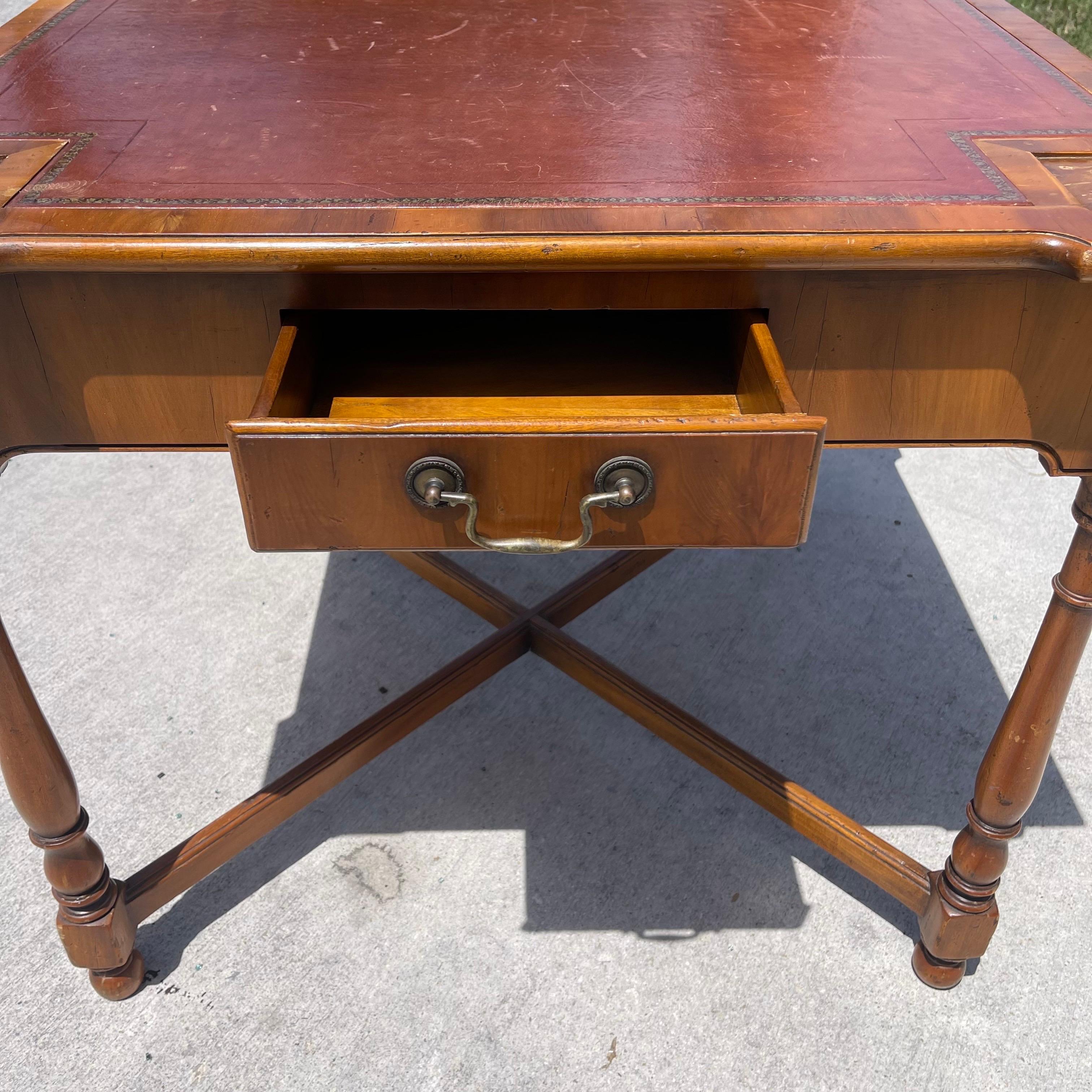 Alfonso Marina table de jeu en bois avec tiroirs en vente 7