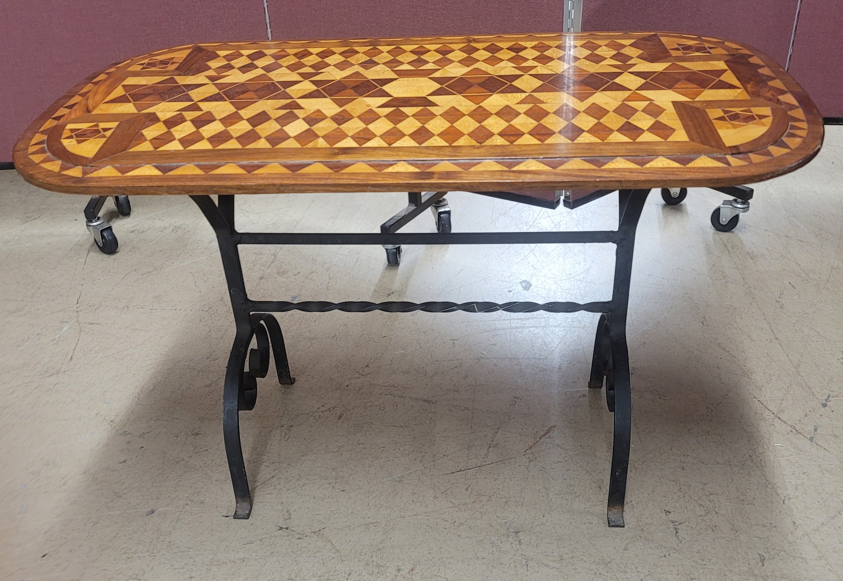 Colonial espagnol Table d'appoint Alfonso Marina en fer forgé et parqueterie avec plateau en bois en vente