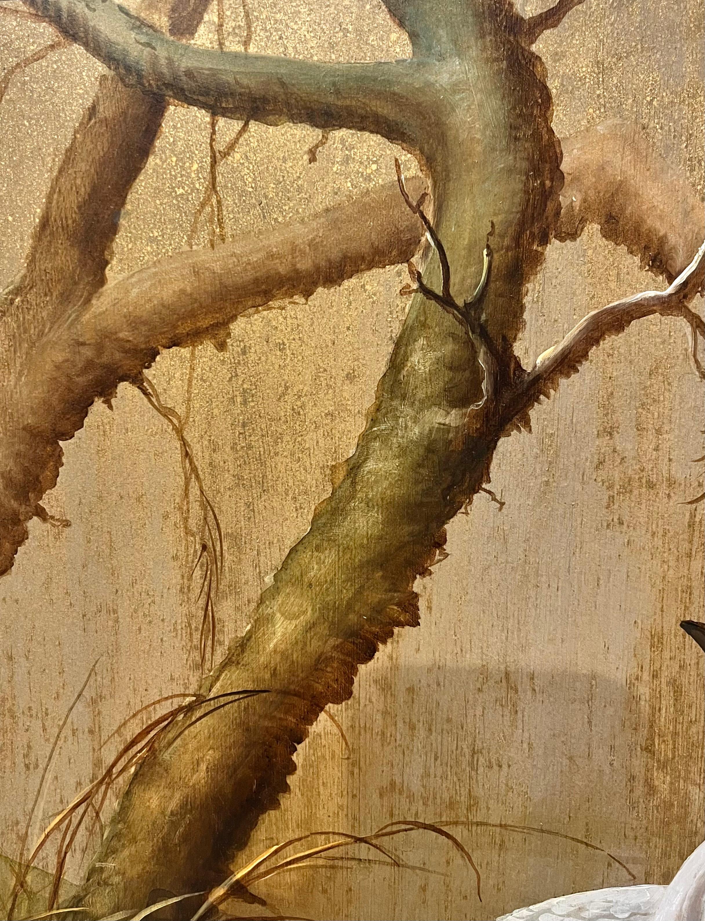 Cette étonnante composition Art déco de l'artiste Alfonso T. Toran, basé en Floride, représente deux cygnes glissant sur une surface calme aux tons dorés. Rendu avec de riches détails stylisés, l'objet allie la grâce naturelle de la faune et de la