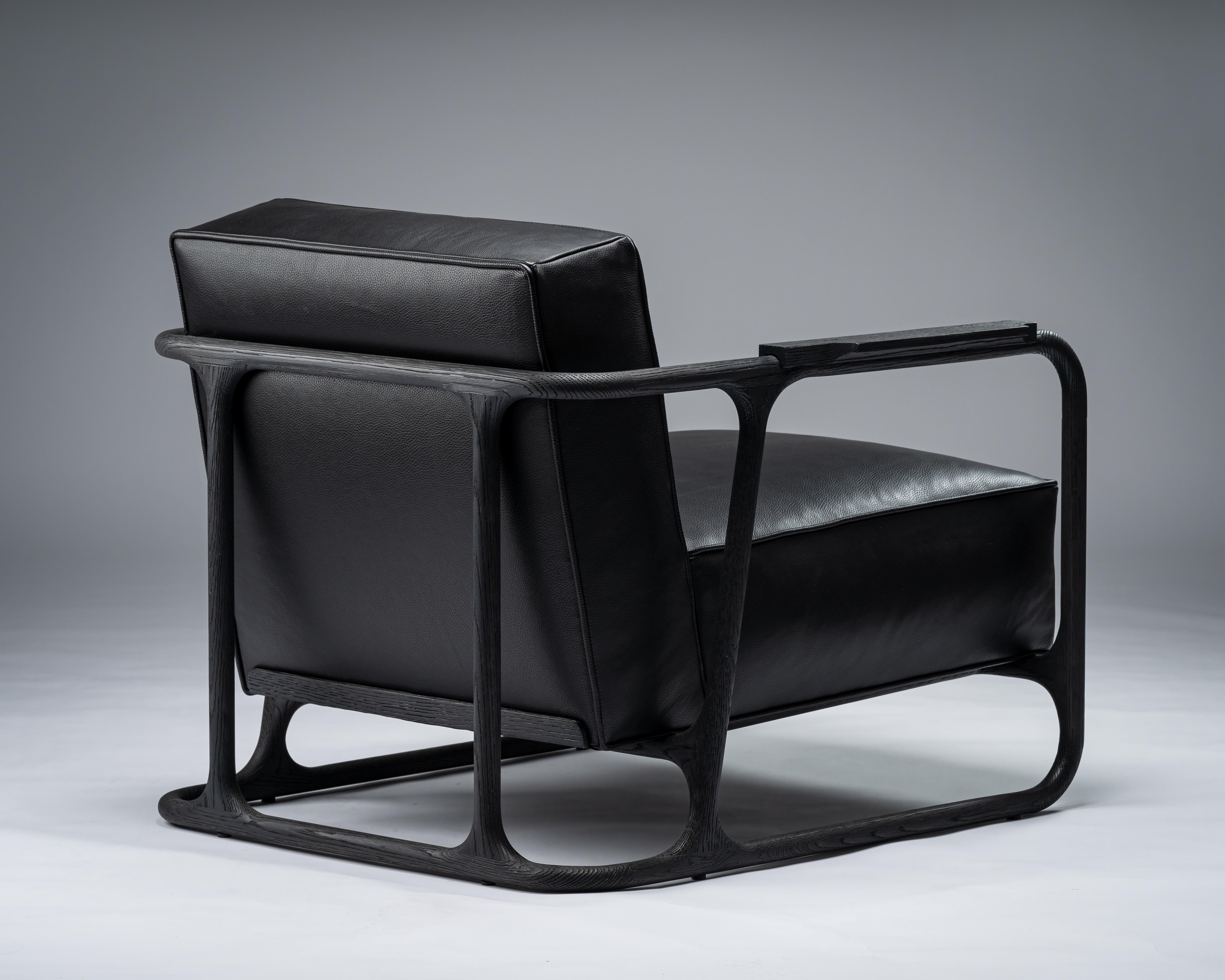 Sculpté à la main Chaise longue/chaise longue noire ALFRED en noyer/chêne avec assise en cuir:: Mandy Graham en vente