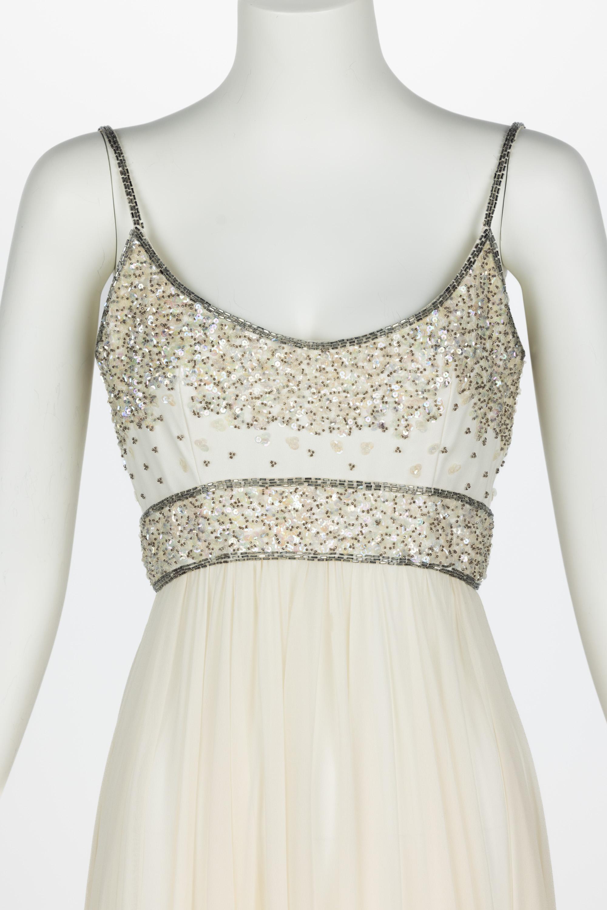 Alfred Bosand Vestido de gasa de seda con corpiño de cuentas marfil, años 70 en venta 2