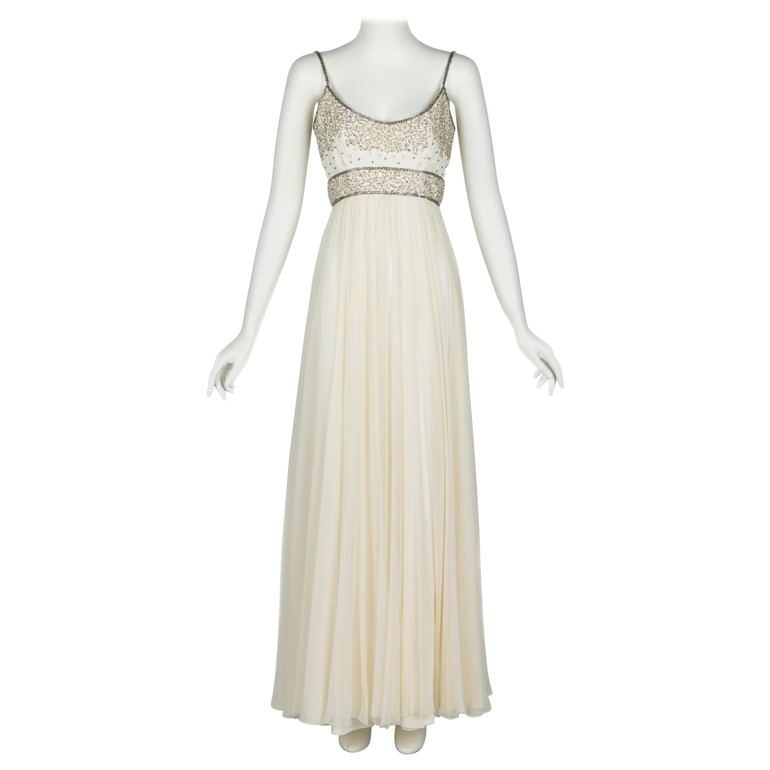Elfenbeinfarbenes Seidenchiffonkleid mit perlenbesetztem Mieder von Bosand, 1970er Jahre im Angebot