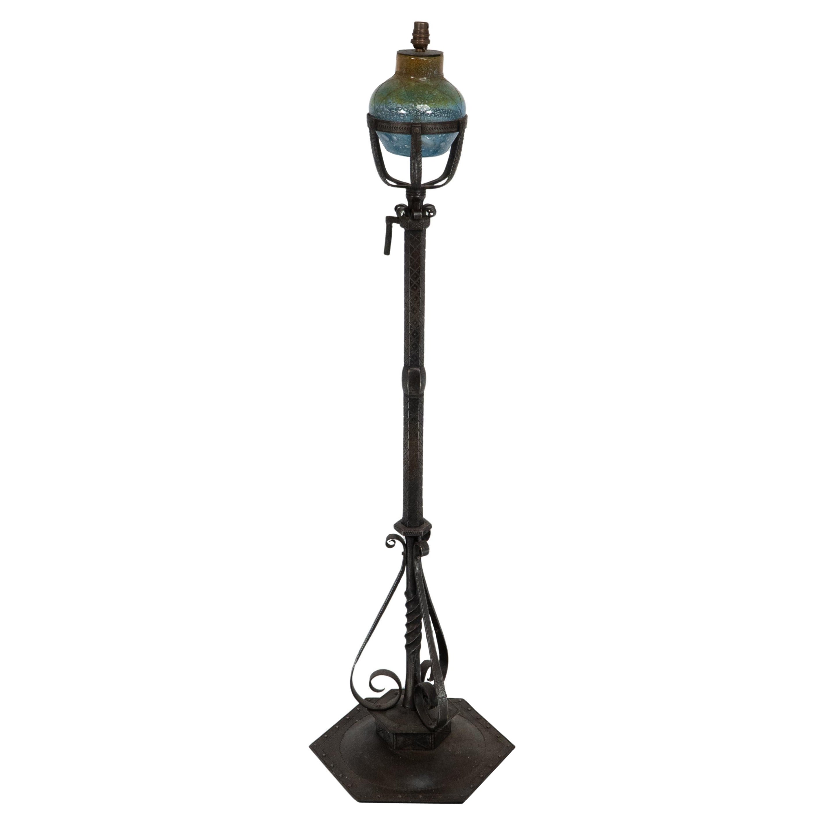 Alfred Bucknell. Una lampada standard in acciaio realizzata a mano con dettagli finemente cesellati. in vendita