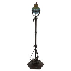 Alfred Bucknell. Une lampe standard en acier faite à la main avec des détails finement ciselés.
