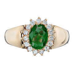 Alfred Butler Anillo de compromiso de oro con halo de diamantes y esmeralda ovalada de 0,76 quilates