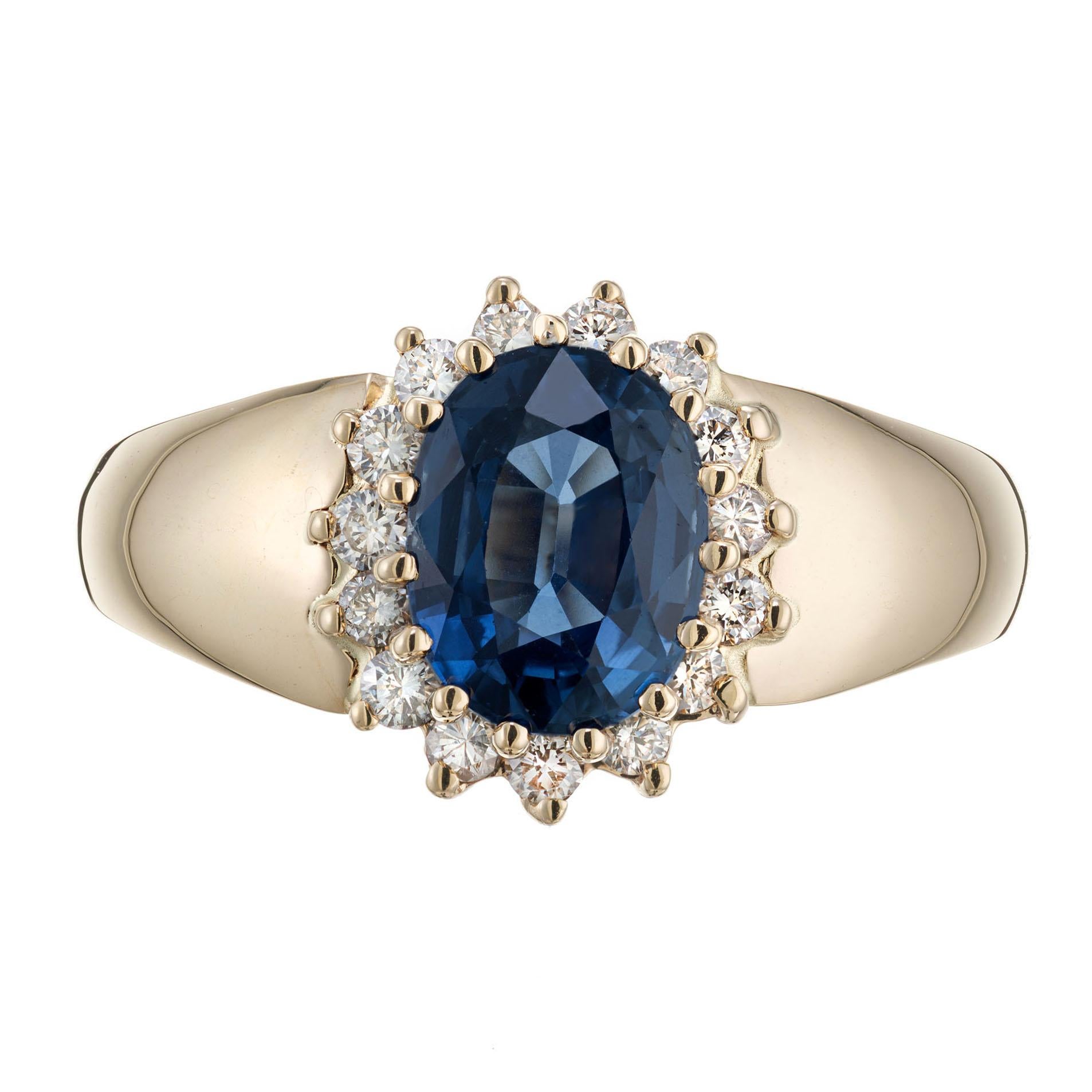 Anello di fidanzamento con zaffiro e diamante. Pietra centrale ovale di zaffiro di Ceylon in una montatura in oro giallo 14k con un'aureola di 18 diamanti rotondi. Marchio Alfred Butler.  

1 zaffiro ovale di Ceylon del peso totale di circa