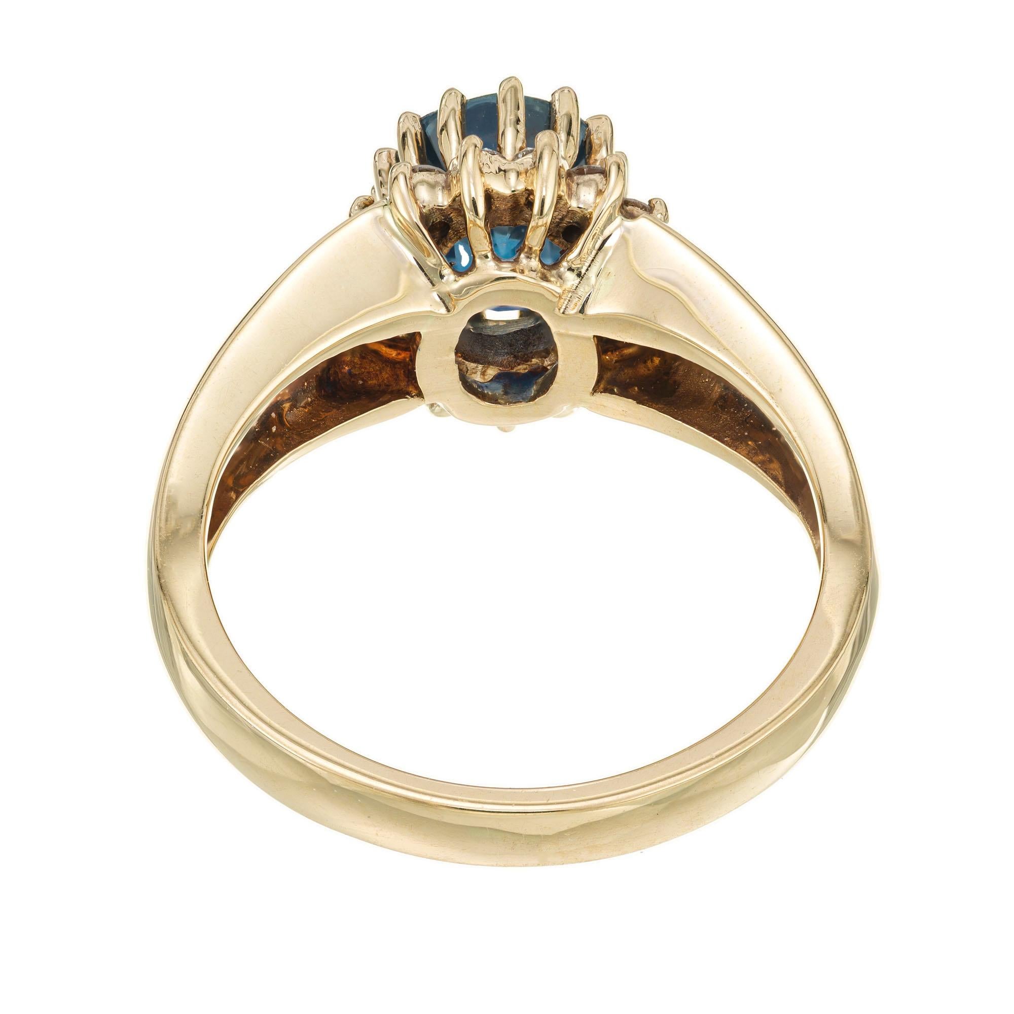 Alfred Butler, bague de fiançailles en or avec saphir ovale de 2,00 carats et halo de diamants Pour femmes en vente