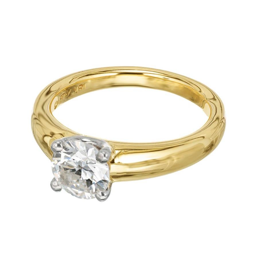 Bague de fiançailles solitaire en diamant Alfred Butler. Serti d'un diamant rond de taille brillant de 1,15ct monté dans une monture arrondie en or jaune 18k massif. Les 4 griffes incurvées sont en platine. L'EGL a certifié que le diamant est