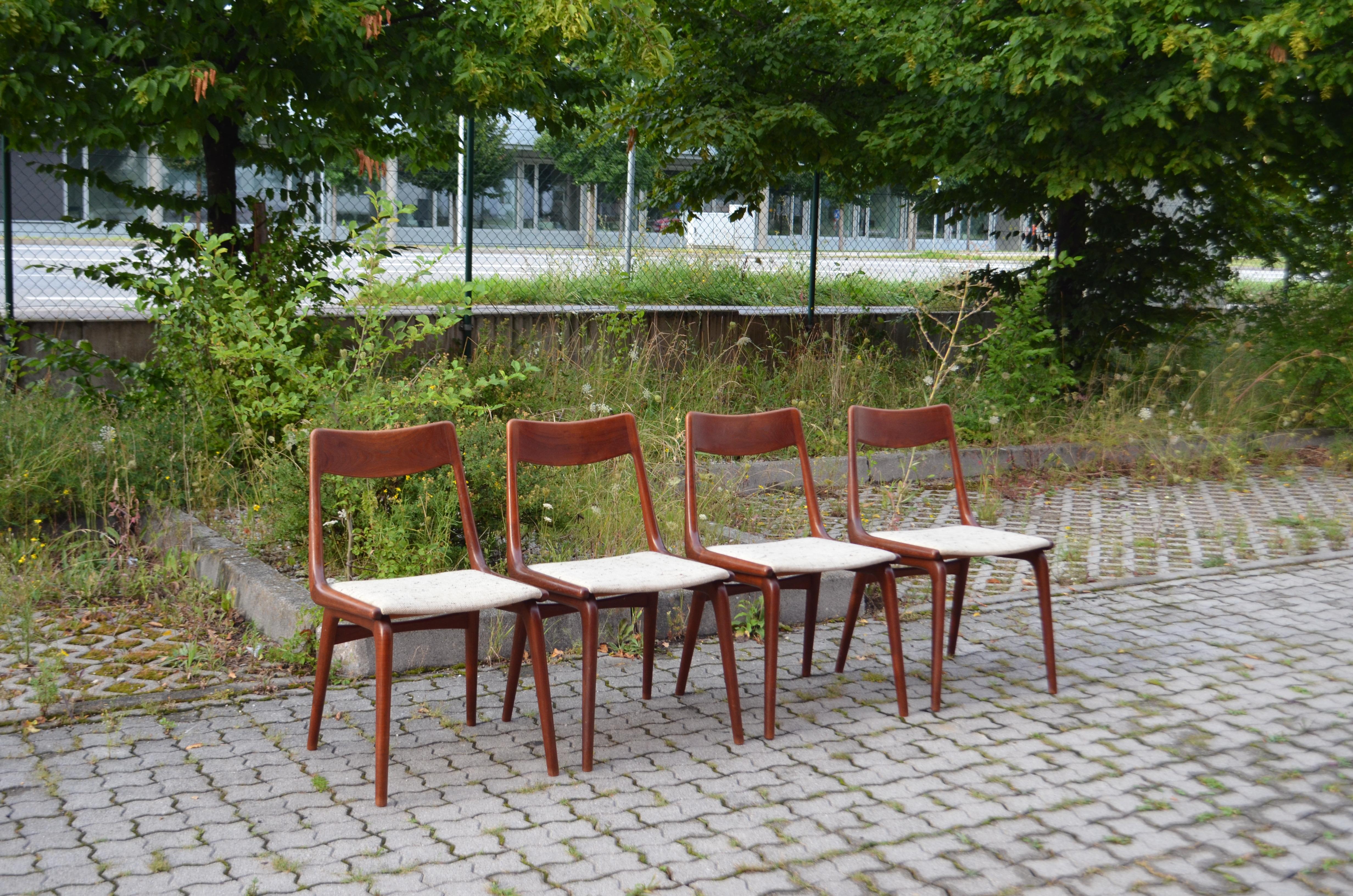 Alfred Christensen Esstisch-Bumerang-Stühle für Slagelse Møbelværk.
Massives Teakholz und originaler Wollstoff.
Es handelt sich um sehr alte Versionen mit dem alten Stempel unter dem Sitz.
Das Teakholz ist viel röter und dunkler und im Laufe der