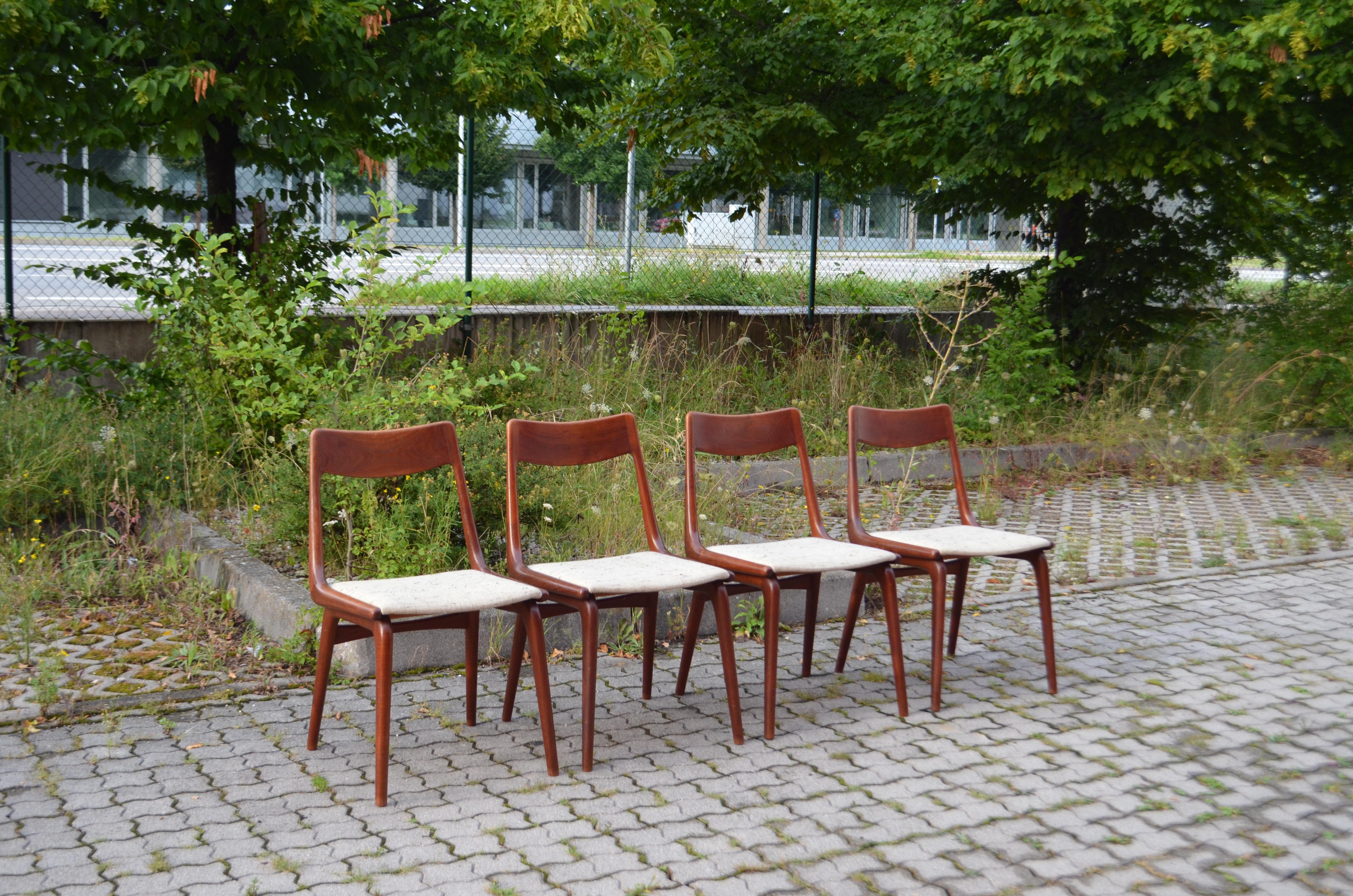 Sedie da pranzo boomerang di Alfred Christensen per Slagelse Møbelværk.
Legno massiccio di teak e tessuto di lana originale.
Si tratta di versioni molto vecchie con il vecchio timbro sotto il sedile.
Il legno di teak è molto più rosso e scuro ed