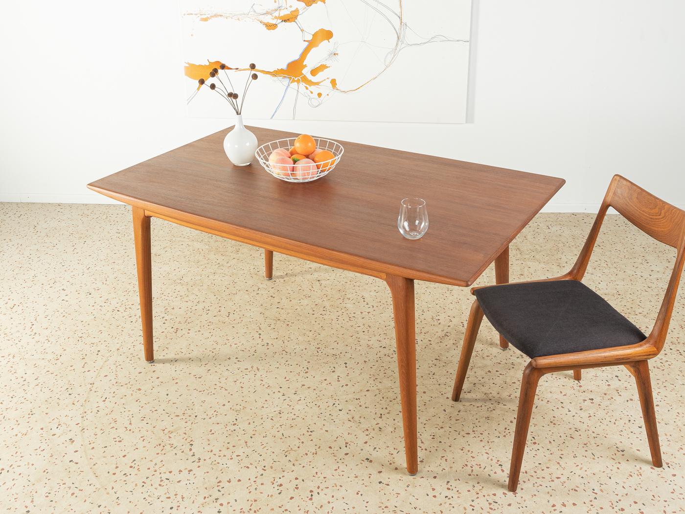 Classic extendable dining table model 371 Boomerang from the 1950s by Alfred Christensen for Slagelse Mbelfvaerk. High-quality frame in teak wood with a table top and two extension leaves in teak veneer.

Width extended 199/249 cm 

Quality