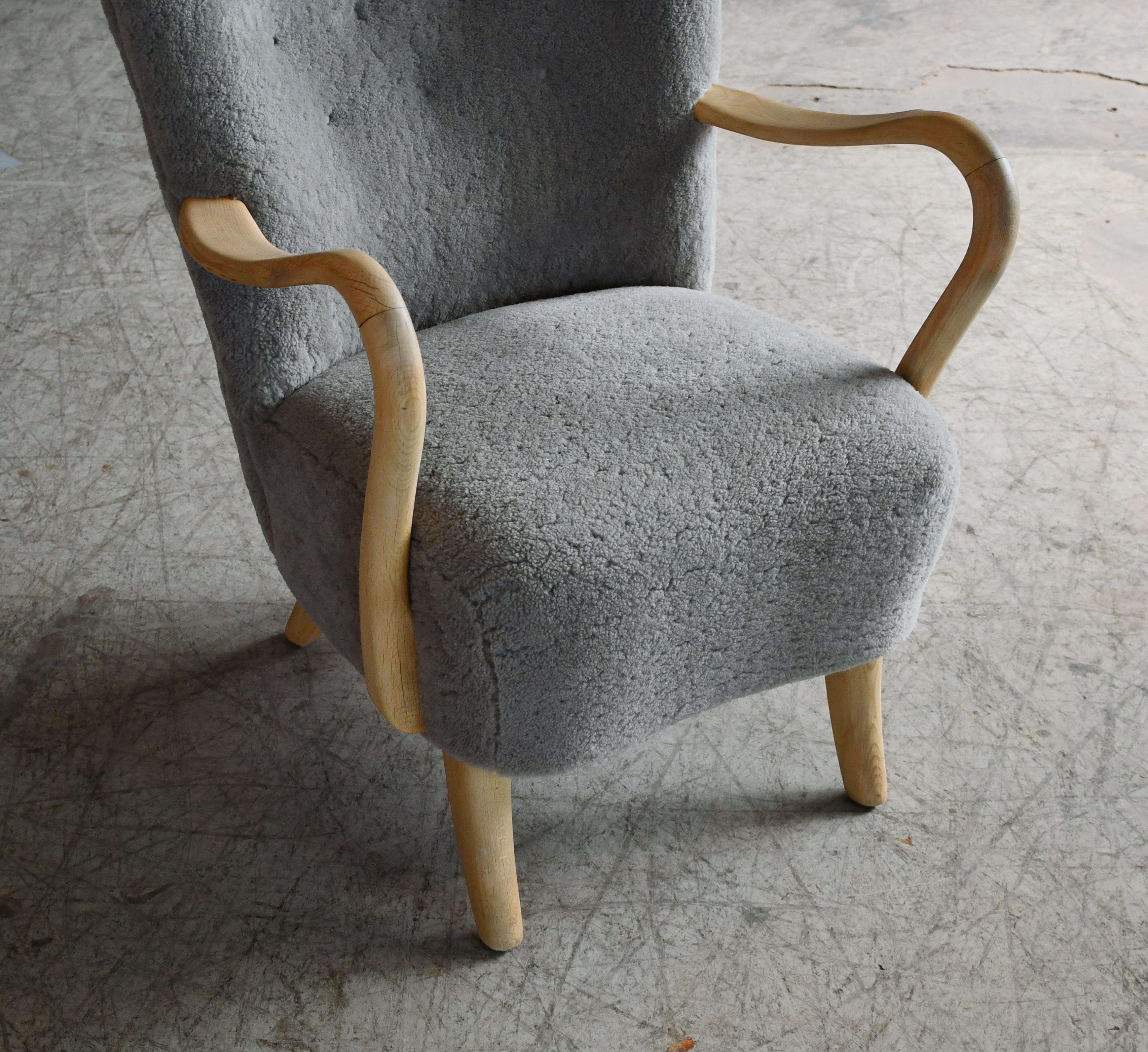 Alfred Christensen Danish 1940's Easy Low Back Chair mit grauem Schafsfell (Skandinavische Moderne) im Angebot