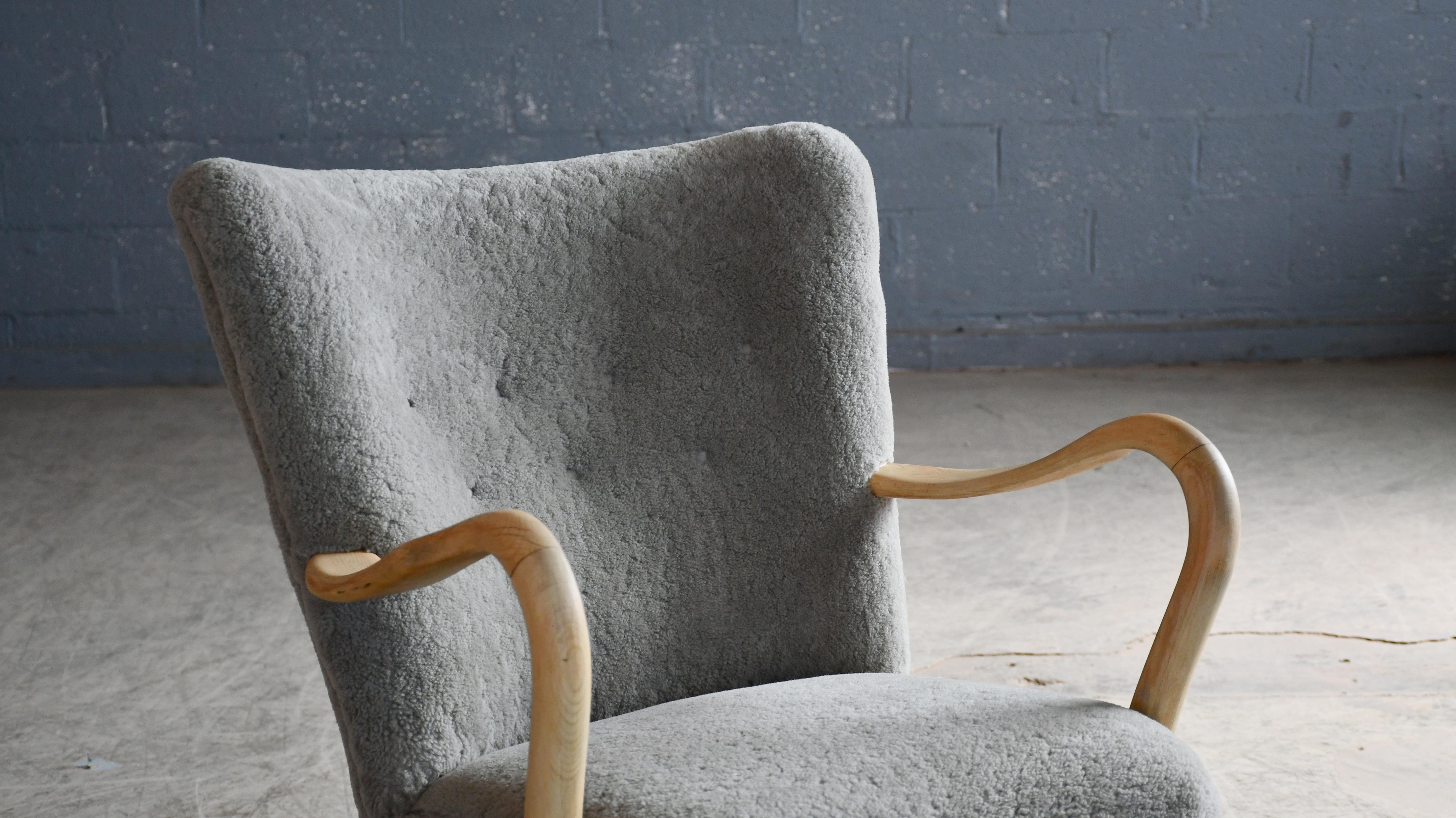Alfred Christensen Danish 1940's Easy Low Back Chair mit grauem Schafsfell (Dänisch) im Angebot
