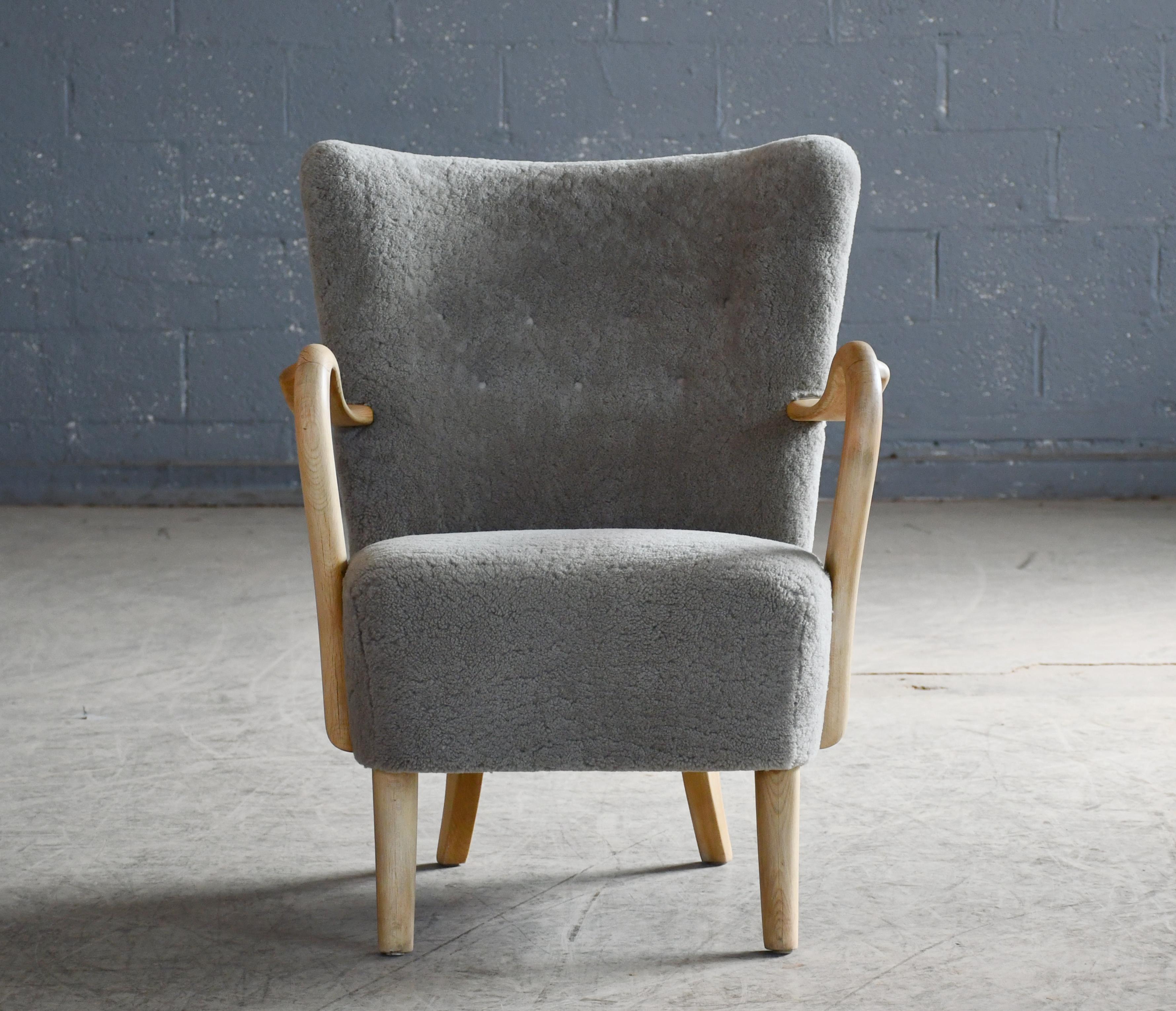 Alfred Christensen Danish 1940's Easy Low Back Chair mit grauem Schafsfell im Zustand „Gut“ im Angebot in Bridgeport, CT