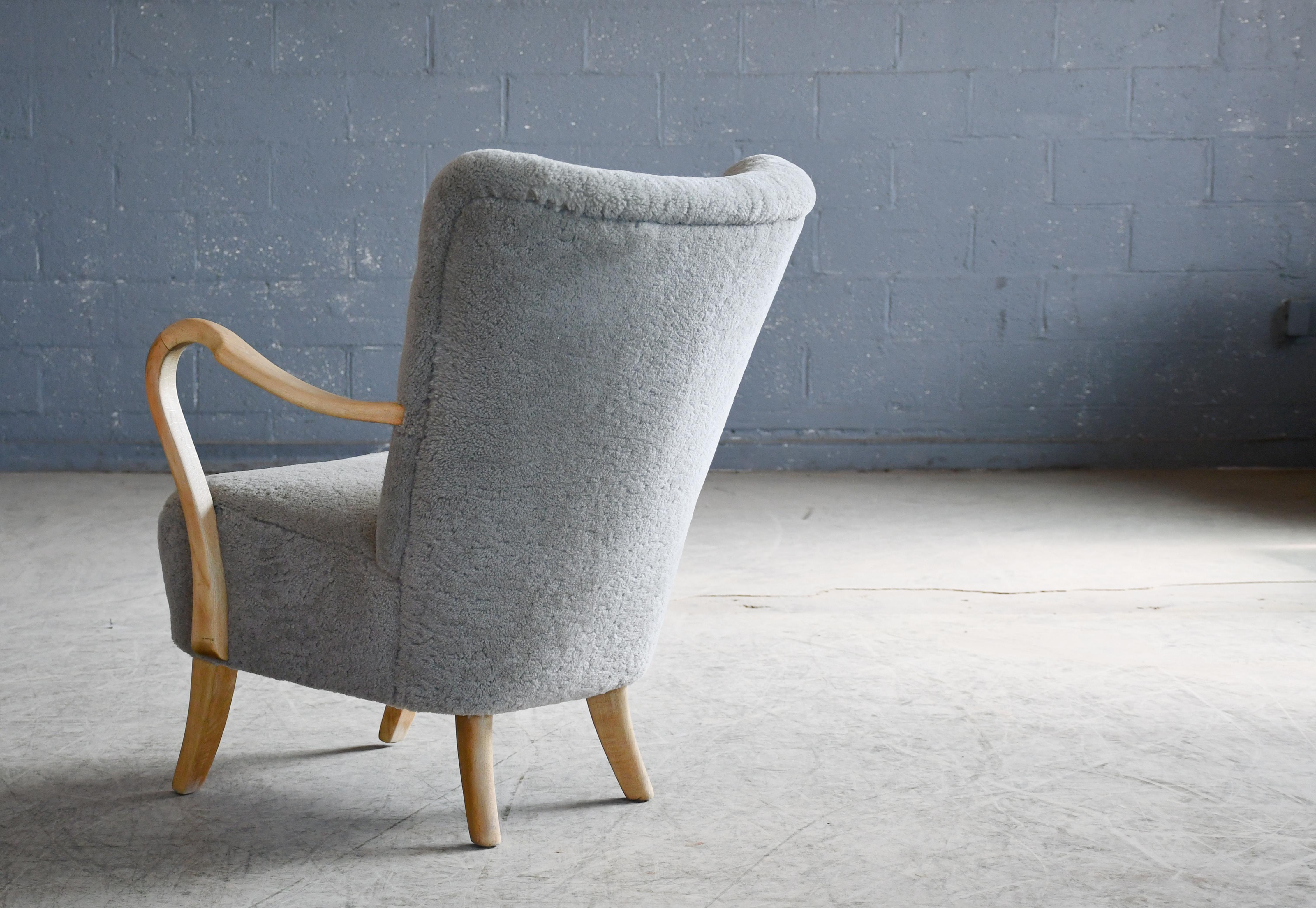 Alfred Christensen Danish 1940's Easy Low Back Chair mit grauem Schafsfell (Mitte des 20. Jahrhunderts) im Angebot