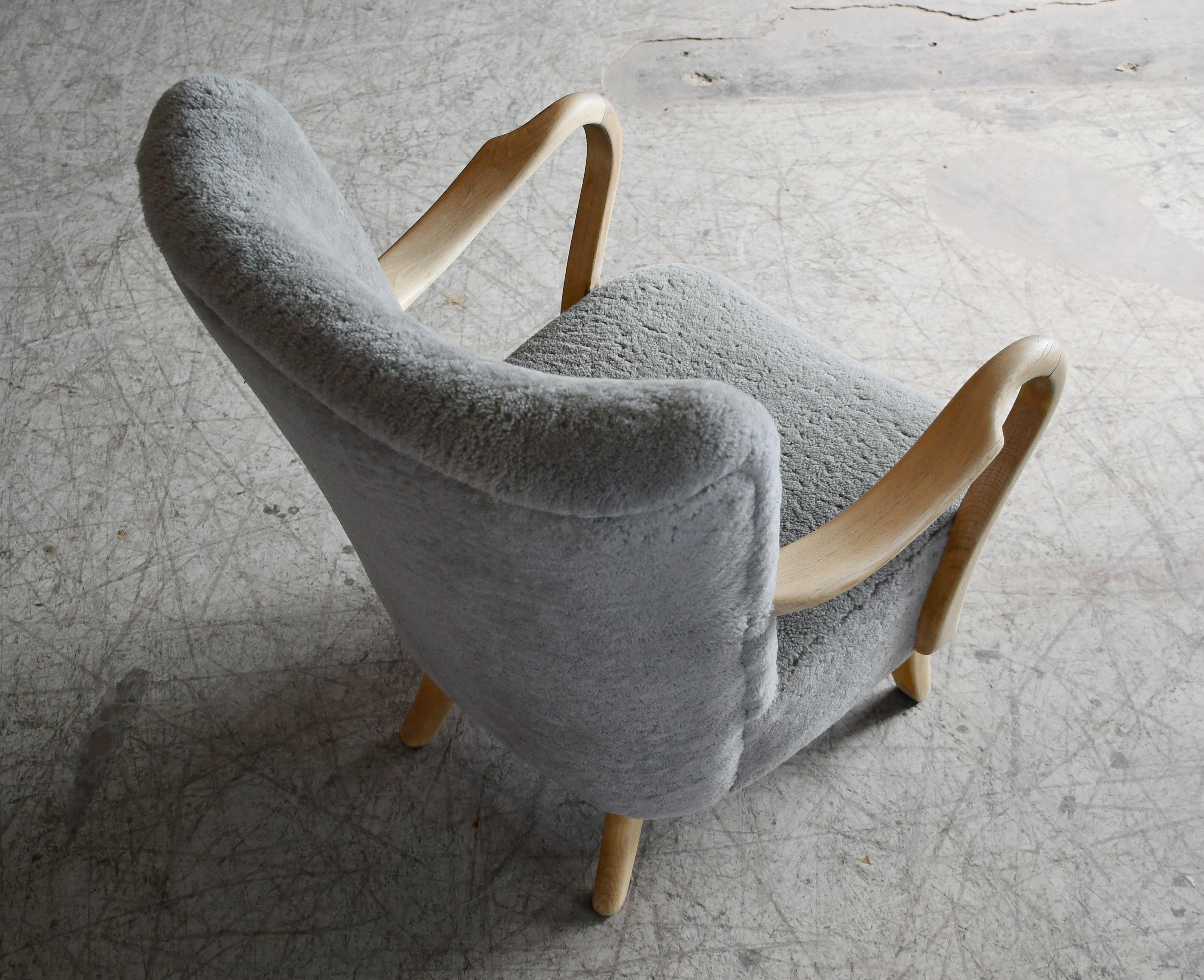 Alfred Christensen Danish 1940's Easy Low Back Chair mit grauem Schafsfell (Schaffell und Schafleder) im Angebot