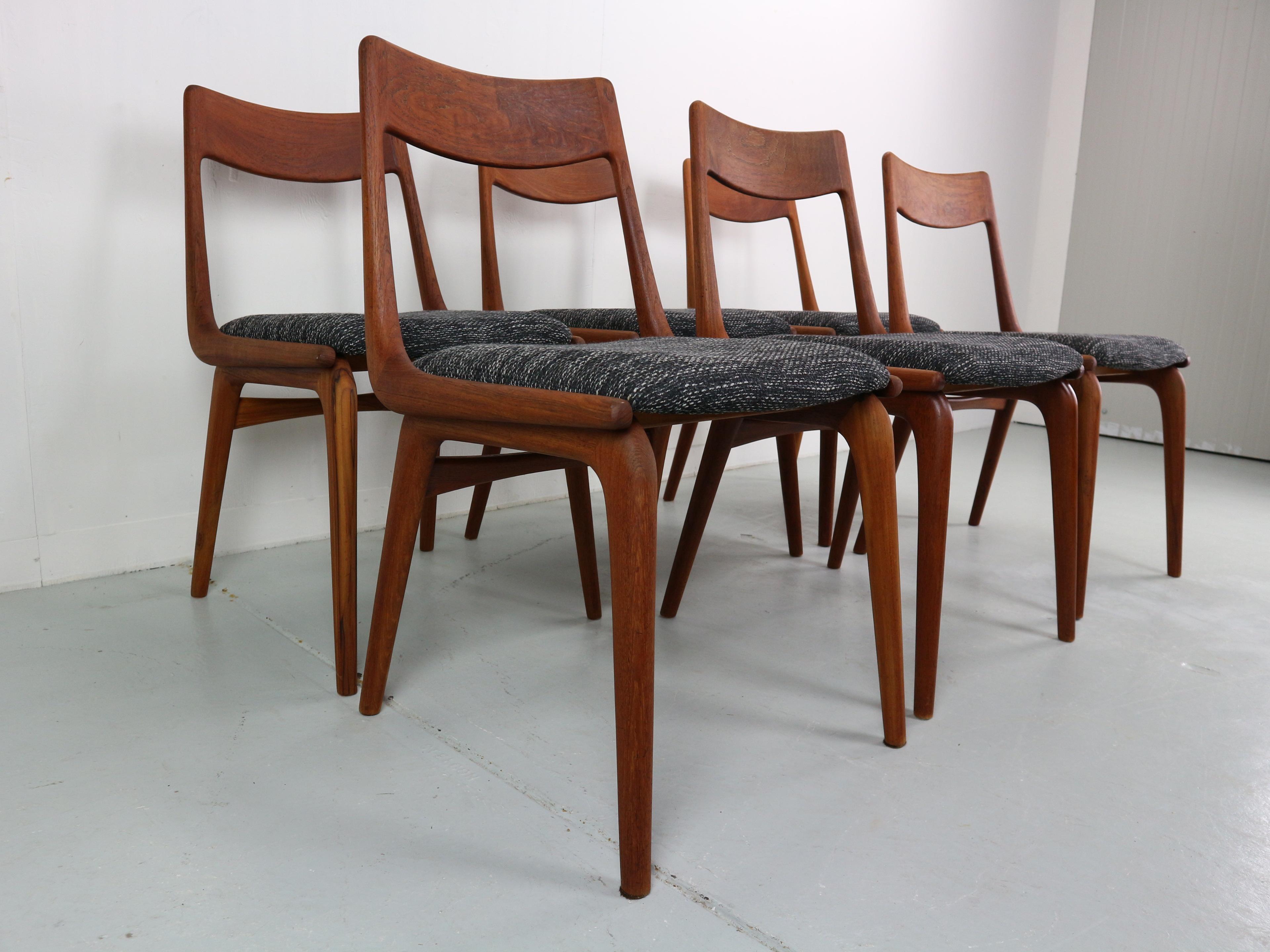 The expandable boomerang table feature a simple but very elegant organic curved tabletop with two elegantly concealed leafs under the tabletop and a boomerang shaped frame and legs. 
Elegant set of Danish dining chairs, featuring a teak frame. Seen
