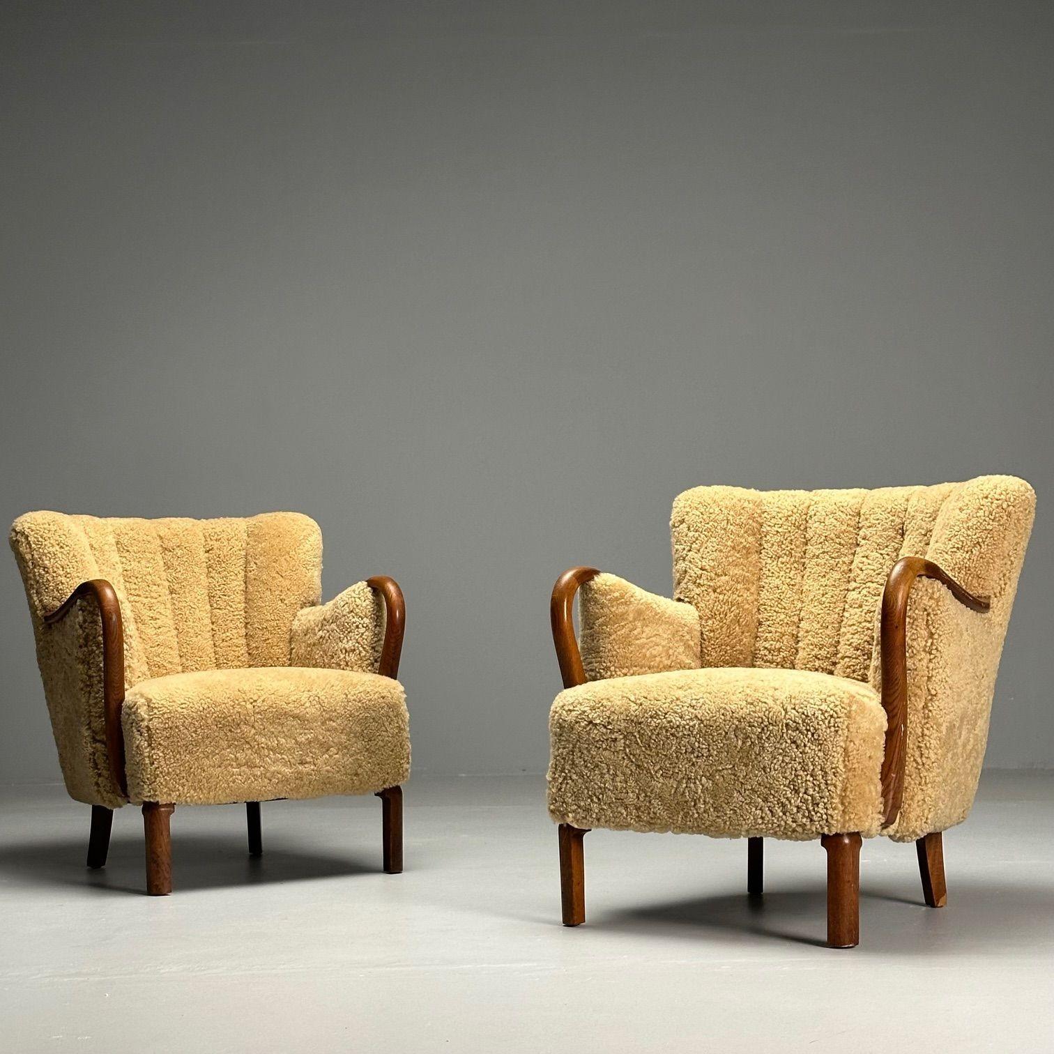 Alfred Christensen, Slagelse Møbelværk, Danish Mid-Century Modern Shearling Lounge Chairs, Honey Sheepskin, Oak

Pair of Danish modern lounge or arm chairs designed by Alfred Christensen for Slagelse Møbelværk in Denmark, circa 1960s. Each example