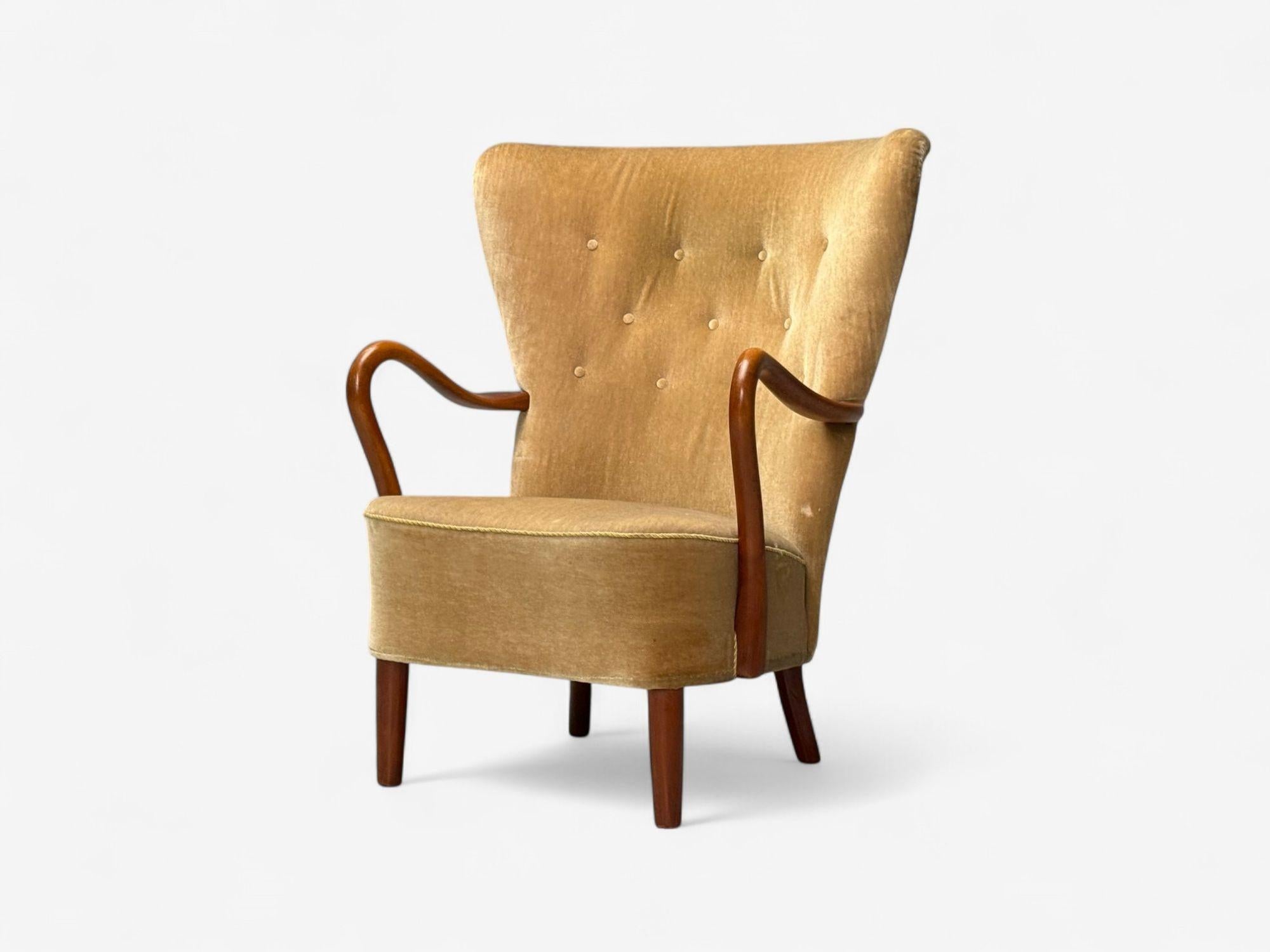 Alfred Christensen, Danish Modern, Mohair, Beech, Lounge Chair, Denmark, 1940s In Good Condition For Sale In Manhasset, NY