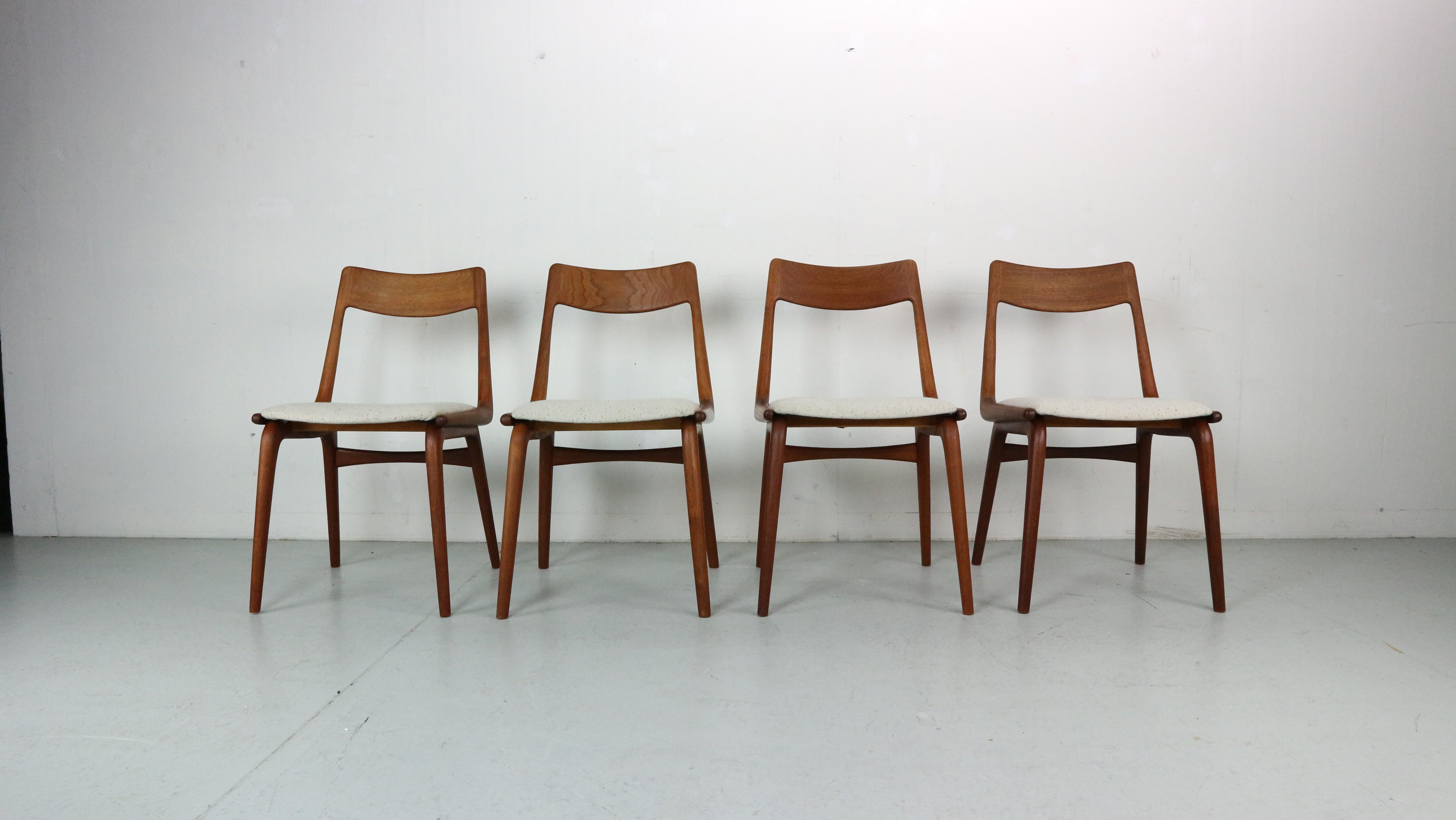 Elegantes Set dänischer Esszimmerstühle mit einem Gestell aus Teakholz. Von der Seite gesehen hat der Rahmen des Sitzes, der in die Rückenlehne übergeht, die Form eines Bumerangs, daher auch der Spitzname des Modells. Diese Form wird an den Beinen