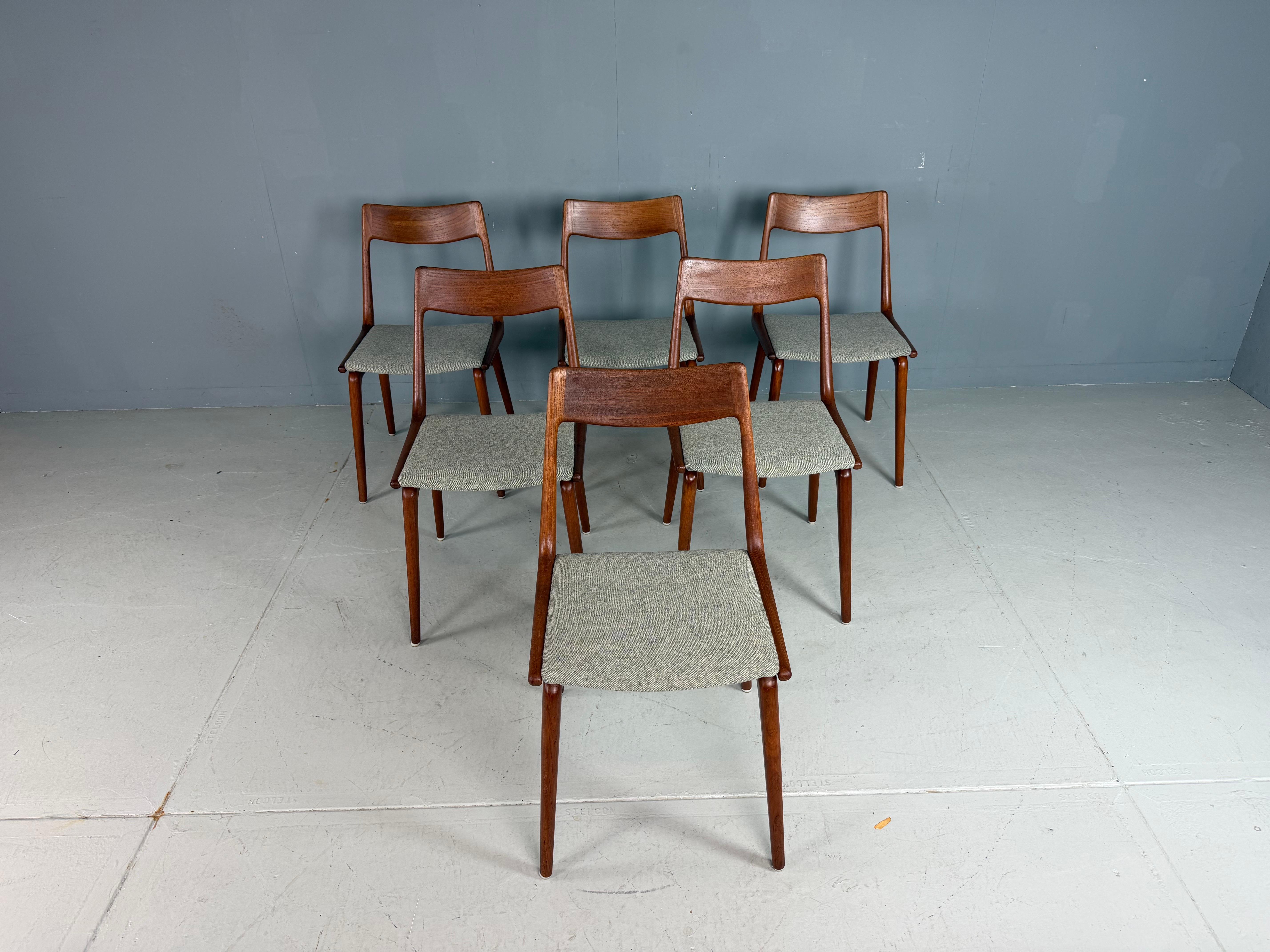 Elegantes Set dänischer Esszimmerstühle mit einem Gestell aus Teakholz. Von der Seite gesehen hat der Rahmen des Sitzes, der in die Rückenlehne übergeht, die Form eines Bumerangs, daher auch der Spitzname des Modells. Diese Form wird an den Beinen