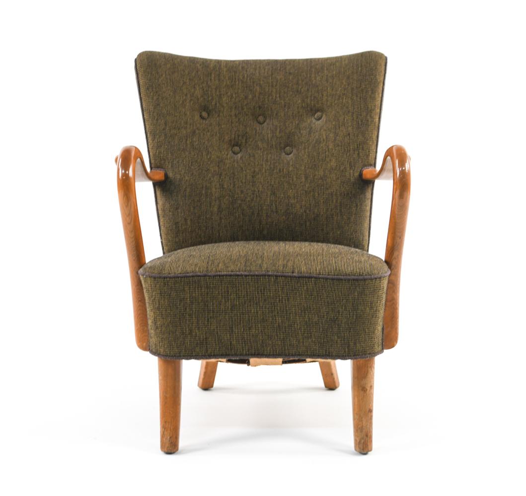 Classic elegant Danish high back armchair from the 1940s by Alfred Christensen for Slagelse Mobelvaerk with open armrests in beautifully curved oak. Upholstered in wool upholstery with tufted backrest and slight wingback design.