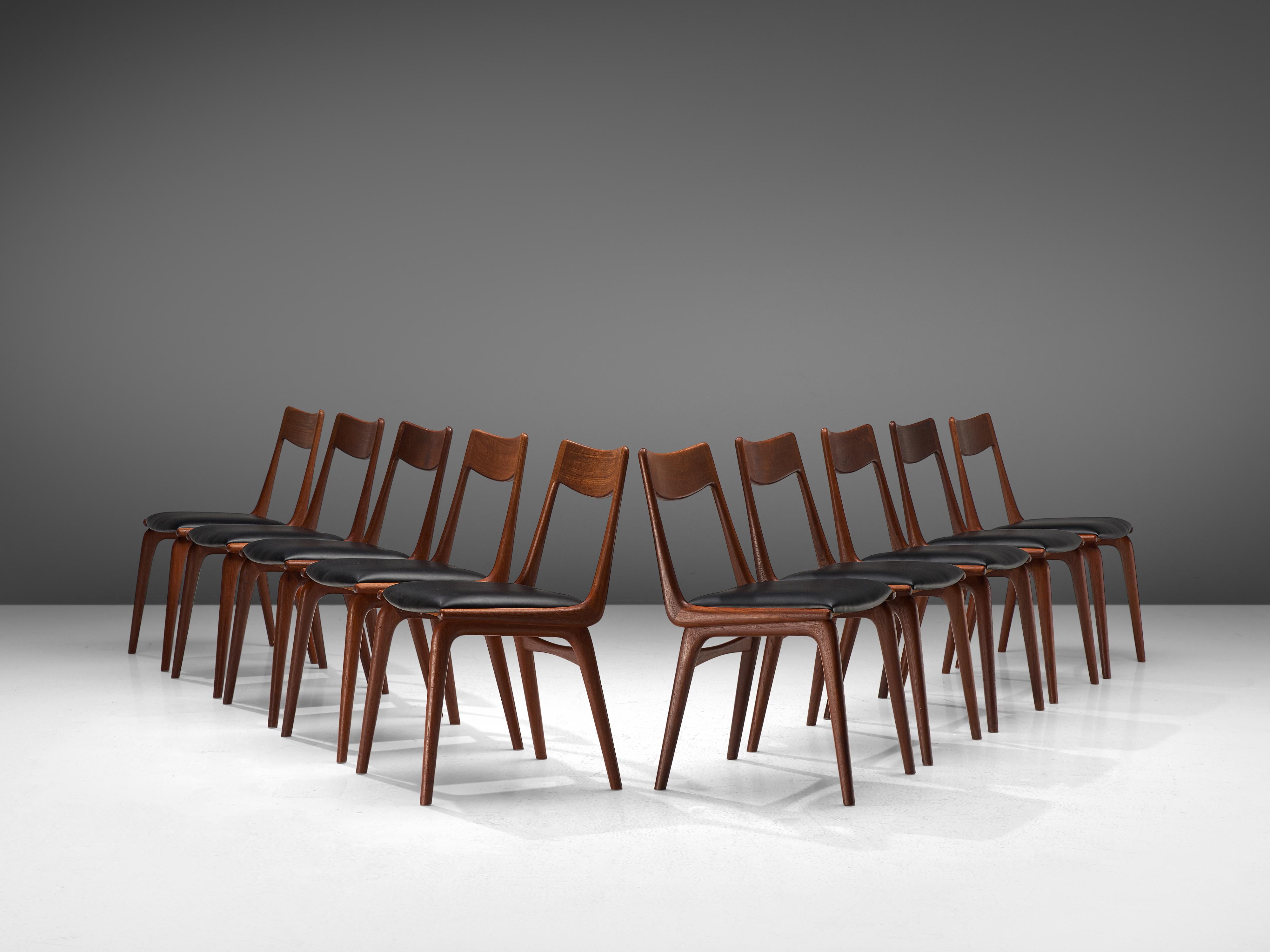 Alfred Christensen for Slagelse Møbelvaerk, set of 10 dining chairs model 370, teak, leatherette, Denmark, 1960s

Elegant set of Danish dining chairs, featuring a teak frame. Seen from the side, the seat's frame that flows over to the backrest has a