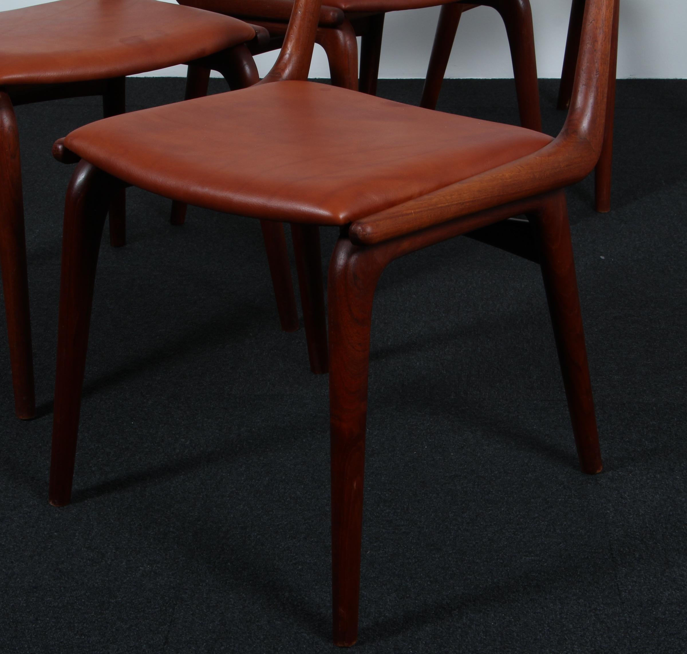 Milieu du XXe siècle Alfred Christensen, four dining chairs, teak, model Boomerang en vente