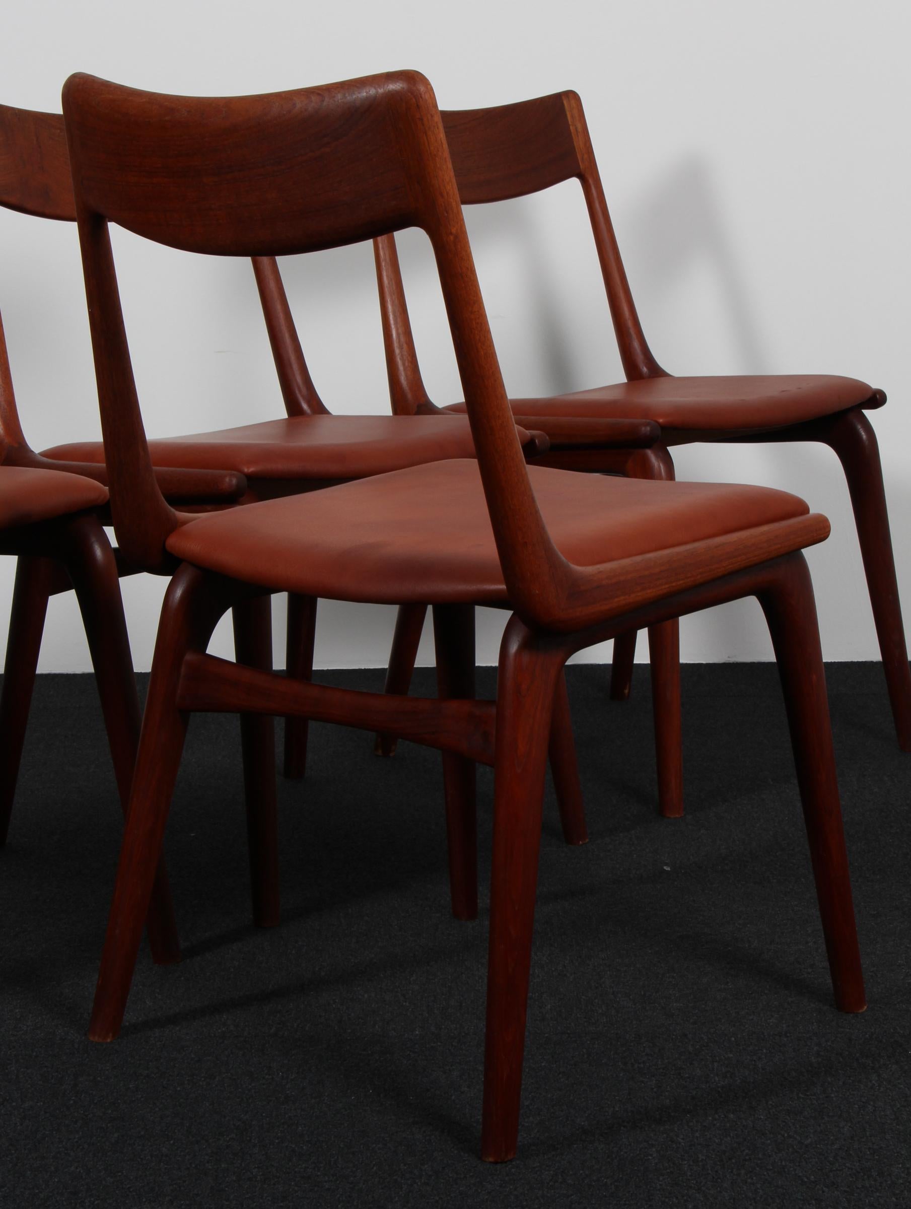 Cuir Alfred Christensen, four dining chairs, teak, model Boomerang en vente