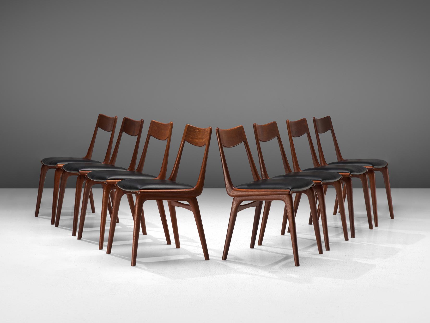 Alfred Christensen for Slagelse Møbelvaerk, set of eight dining chairs model 370, teak, leatherette, Denmark, 1960s.

Elegant set of Danish dining chairs, featuring a teak frame. Seen from the side, the seat's frame that flows over to the backrest