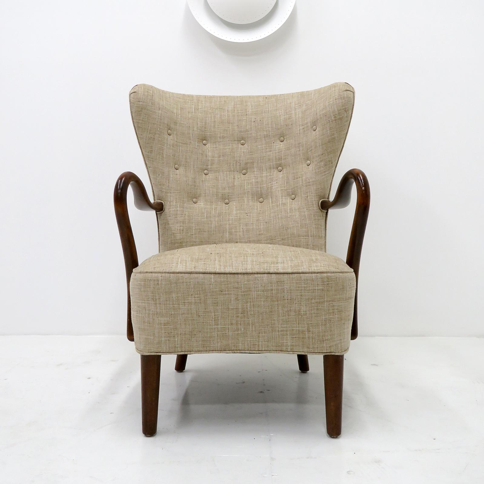 Auffälliger dänischer Sessel mit hohem Profil, entworfen von Alfred Christensen, 1950, hergestellt in Slagelse Mobelvaerk, aus dunkel gebeiztem Holz und mit neuer Polsterung.
