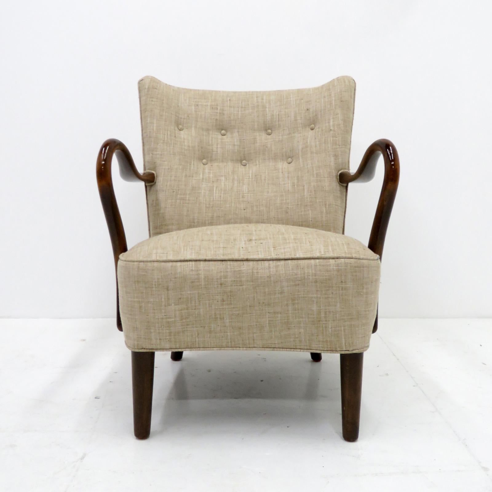Auffälliger dänischer Sessel mit niedrigem Profil, entworfen von Alfred Christensen, 1950, hergestellt in Slagelse Mobelvaerk, aus dunkel gebeiztem Holz und mit neuer Polsterung.