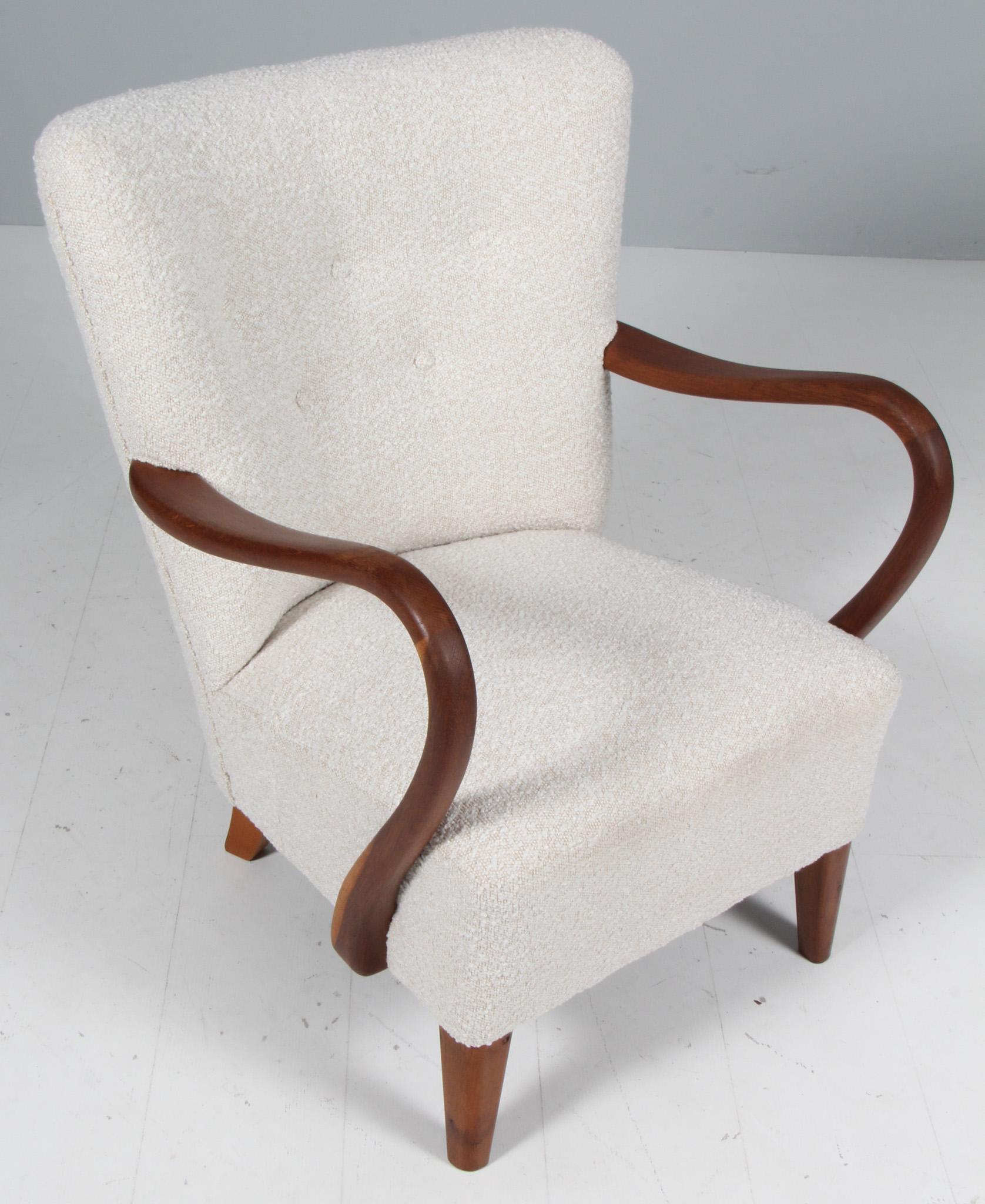 Alfred Christensen lounge chair new upholstered with boucle.'

Armrests of stained oak, legs of stained beech.

Made in the 1940s by Slagelse Møbelværk.

 