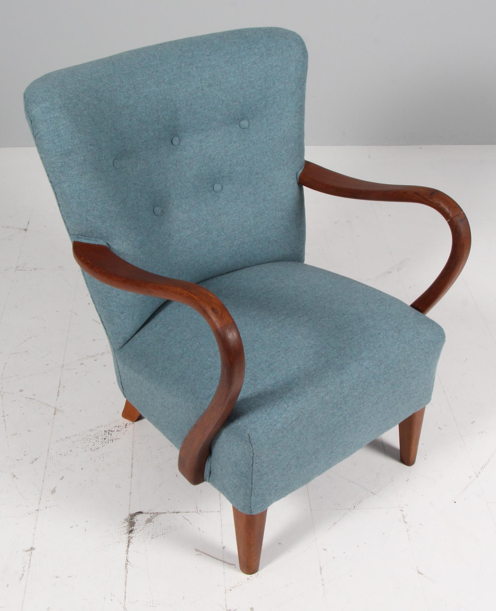 Alfred Christensen lounge chair new upholstered with light blue/turqiose wool.

Armrests of stained oak, legs of stained beech.

Made in the 1940s by Slagelse Møbelværk.

 
