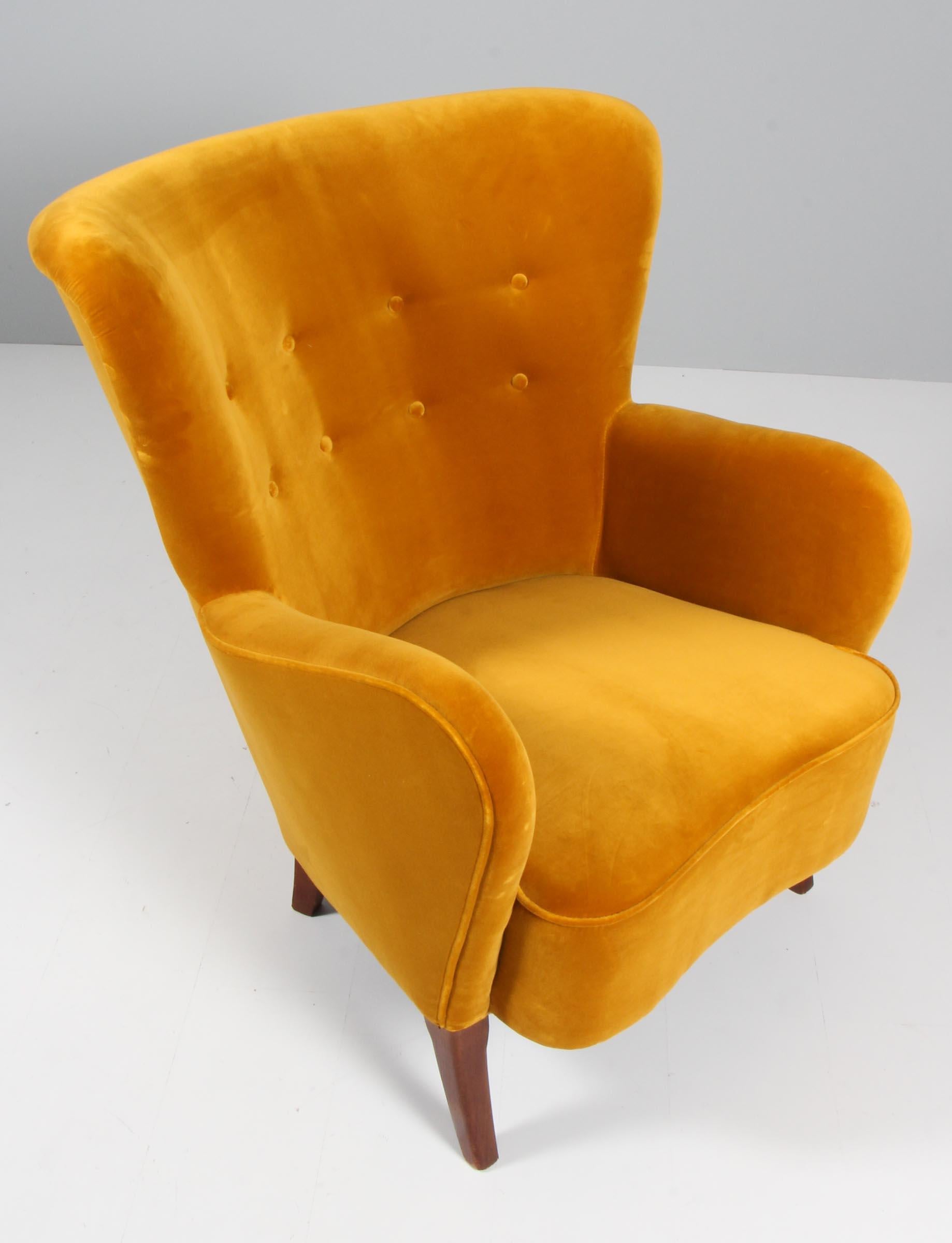 Alfred Christensen lounge chair new upholstered with velvet.

Legs of stained beech.

Made in the 1940s by Slagelse Møbelværk.

