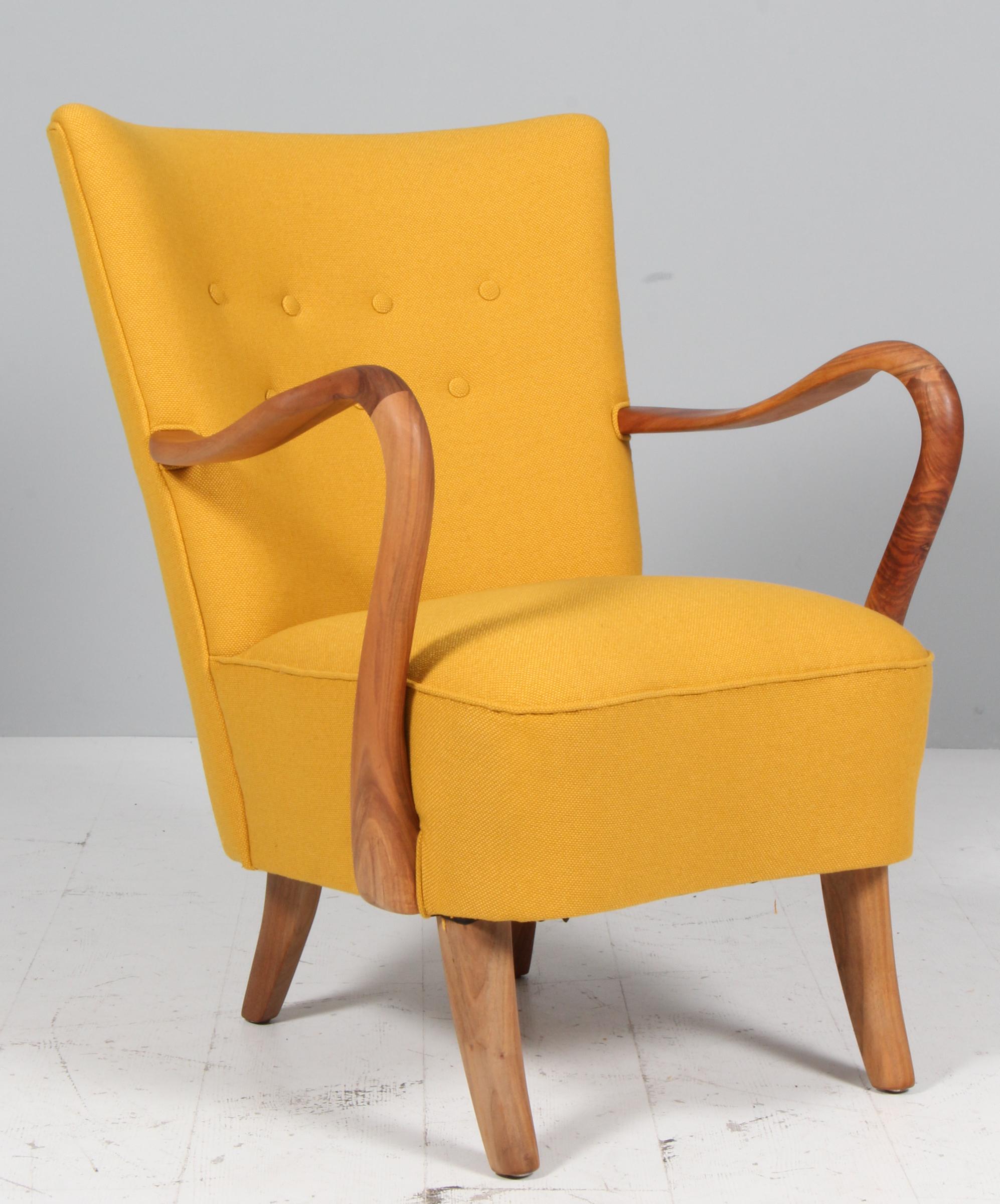 Chaise longue Alfred &New neuve, tapissée de laine jaune.

Accoudoirs et pieds en noyer.

Fabriqué dans les années 1940 par Slagelse Møbelværk.

 