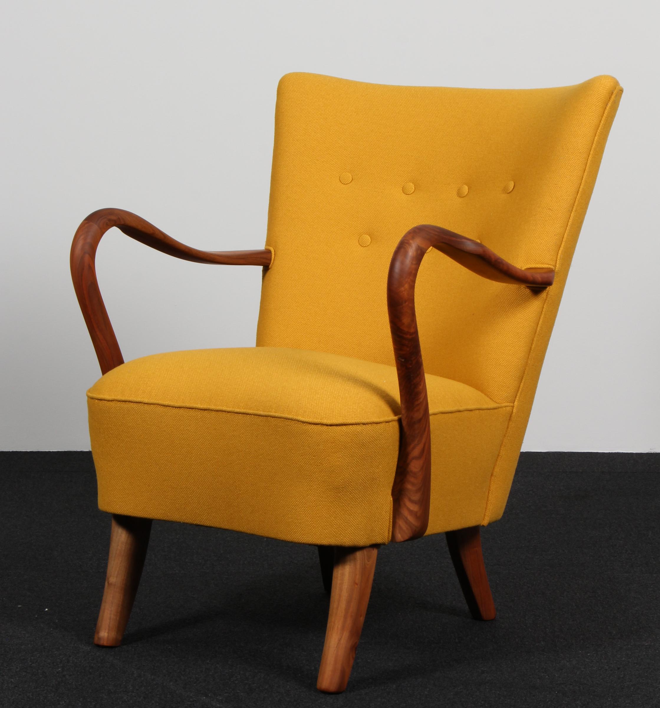 Chaise longue Alfred &New neuve, tapissée de laine jaune.

Accoudoirs et pieds en noyer.

Fabriqué dans les années 1940 par Slagelse Møbelværk.

 