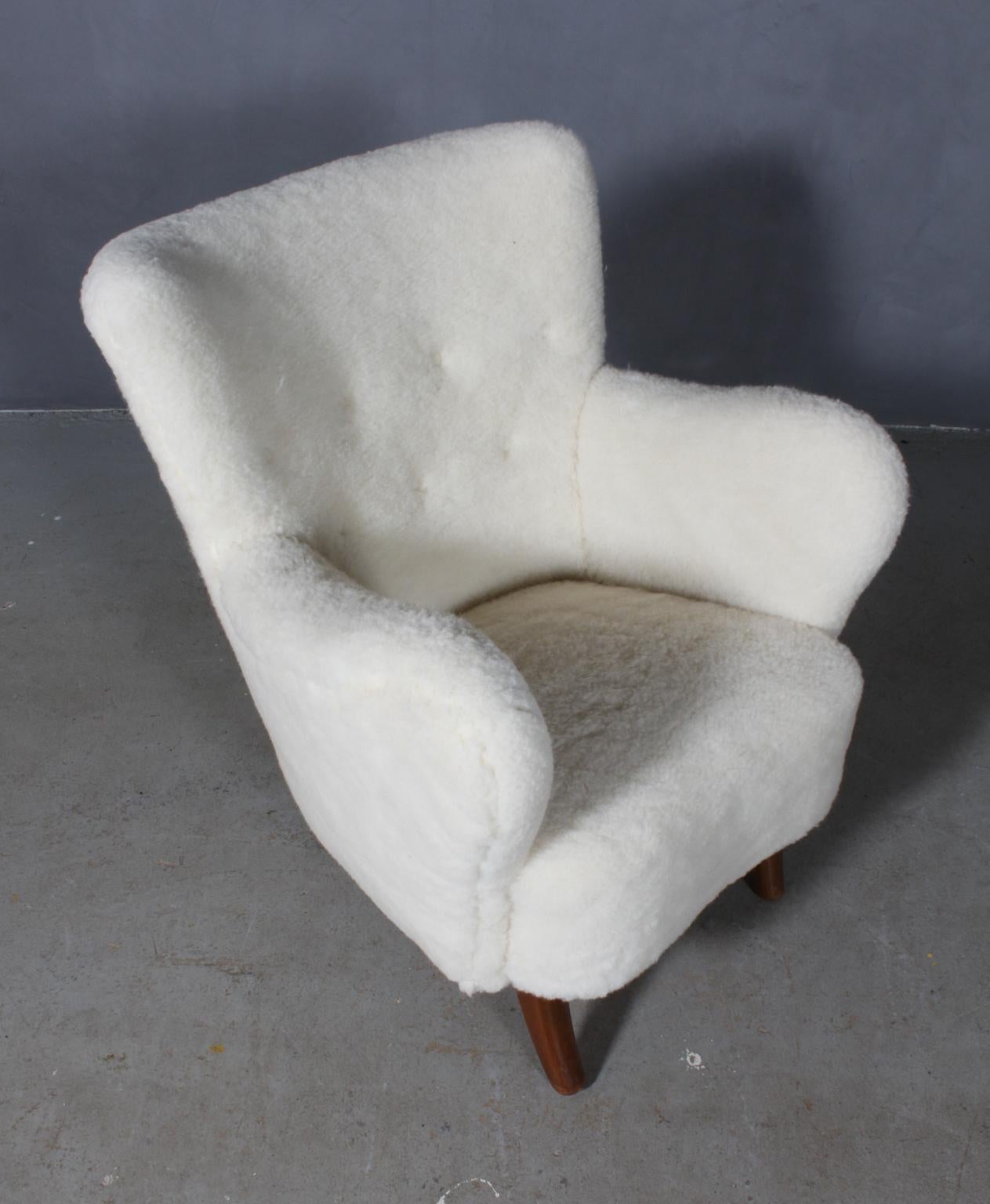 Alfred Christensen lounge chair new upholstered with lamb wool.

Legs of stained beech.

Made in the 1940s by Slagelse Møbelværk.

