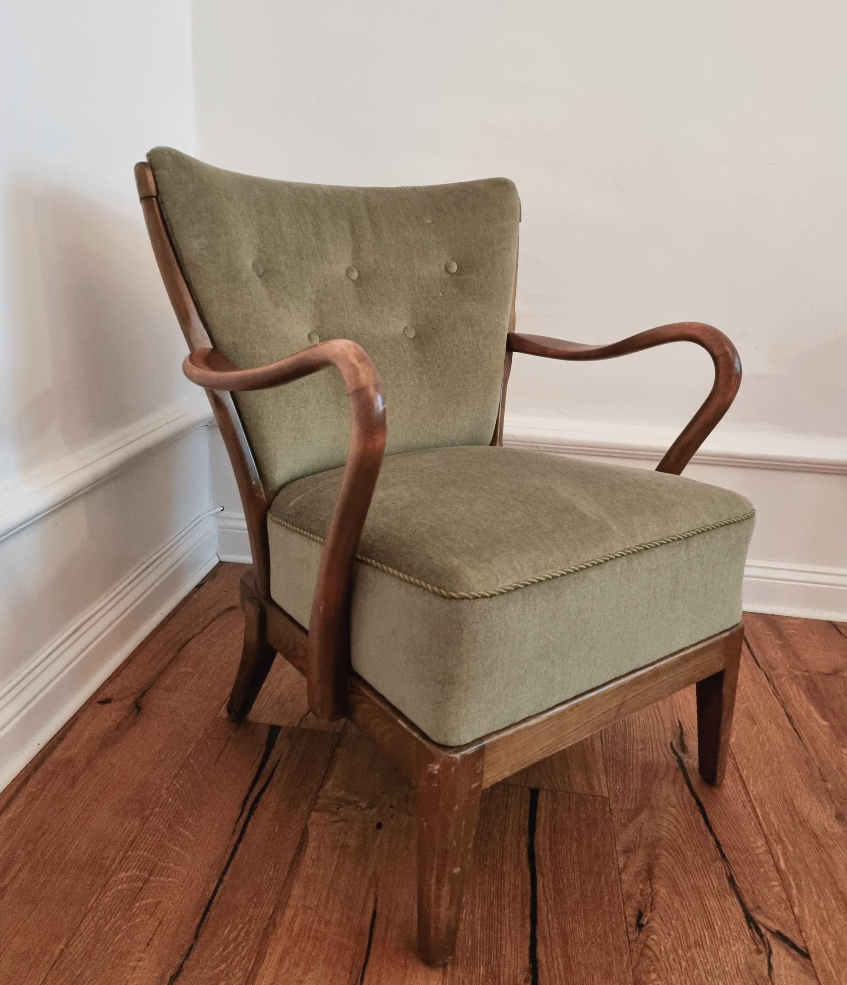 A rare easy chair (model 93) with beautiful rounded, sculptural armrests and slatted back. Excellent craftmanship from Denmark, designed in 1944 by Alfred Christensen. Manufactured in the 1940s by Slagelse Møbelværk. 

The chairs frame functions