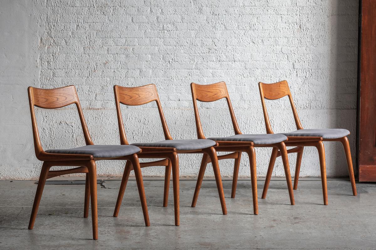 Satz von 4 Bumerang-Esszimmerstühlen, entworfen von Alfred Christensen und hergestellt von Slagelse in Dänemark um 1960. Massives Eichengestell und neu gepolsterte Sitzfläche. Einige leicht unebene Kanten im Stoff, ansonsten sehr guter Zustand.

H: