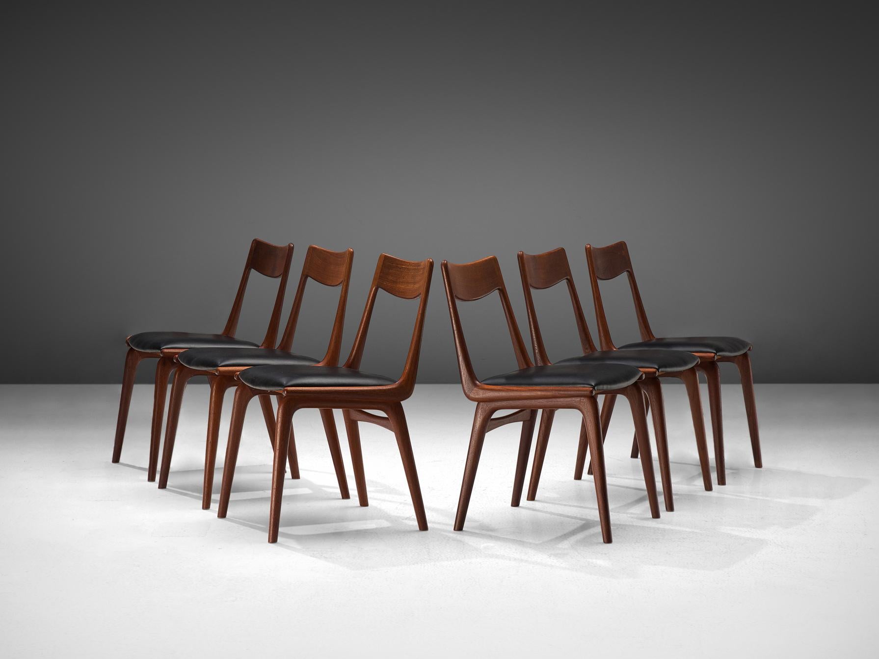 Alfred Christensen for Slagelse Møbelvaerk, set of six dining chairs model 370, teak, leatherette, Denmark, 1960s.

Elegant set of Danish dining chairs, featuring a teak frame. Seen from the side, the seat's frame that flows over to the backrest has