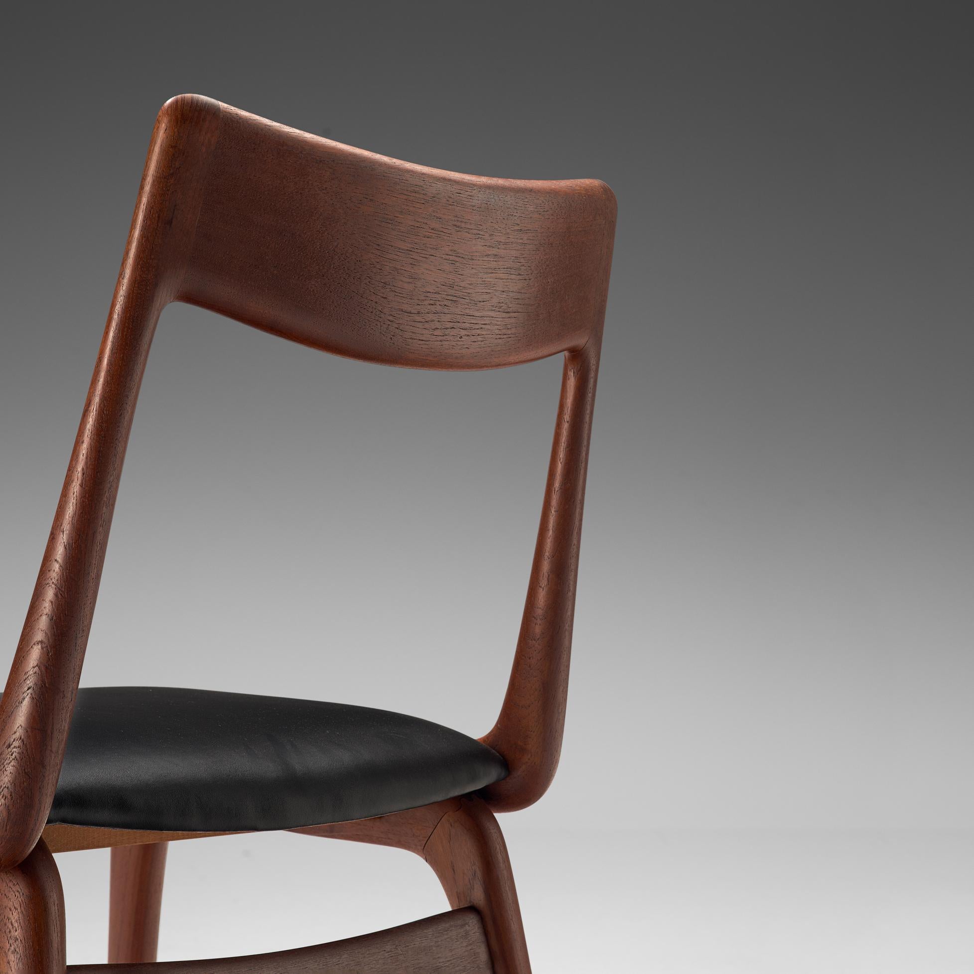 Satz von sechs „Boomerang“-Stühlen aus Teakholz von Alfred Christensen (Kunstleder) im Angebot