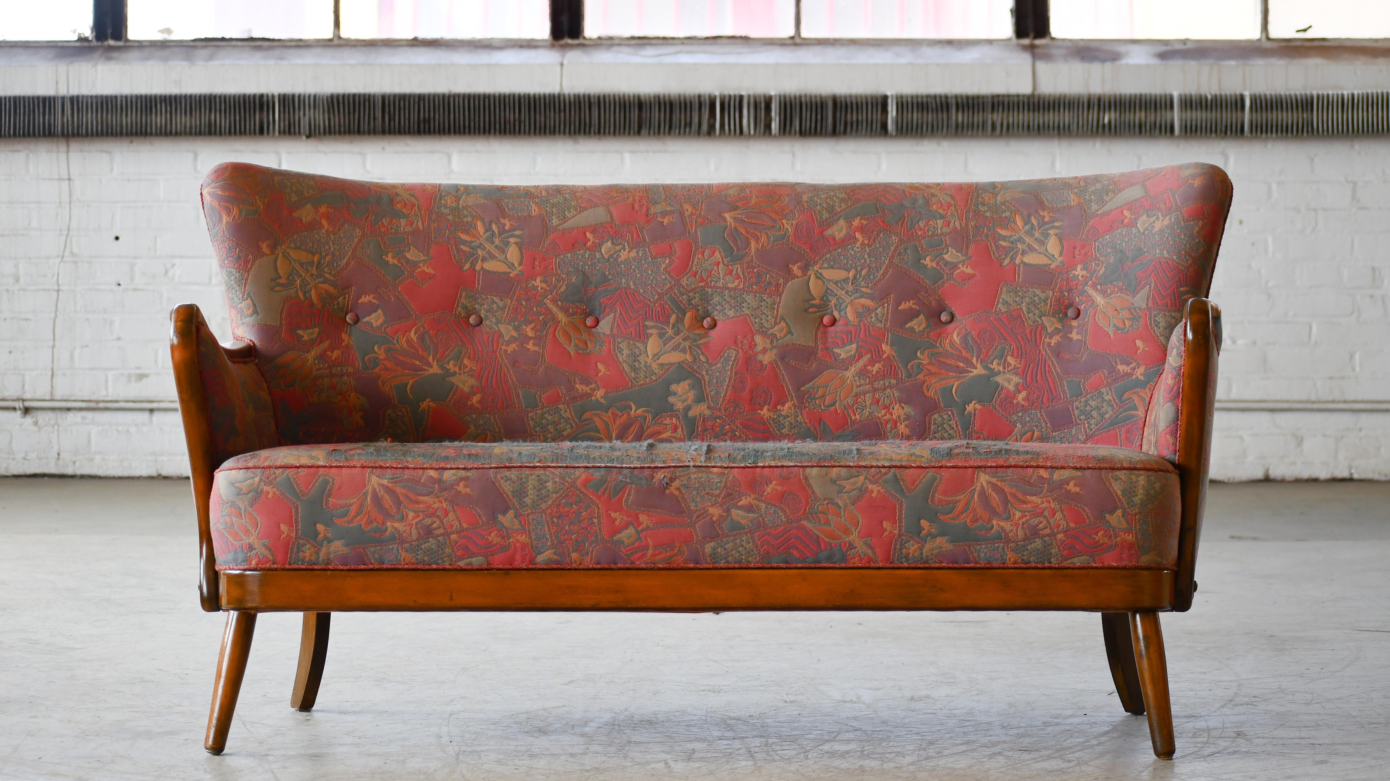 Fantastisches, von Alfred Christensen entworfenes Sofa aus den 1940er Jahren in seinem charakteristischen Stil  hergestellt von Slagelse Mobelvaerk in den 1940er Jahren.  Schöne raffinierte Linien mit geschwungenen Armen, Spiralfedern im Sitz und