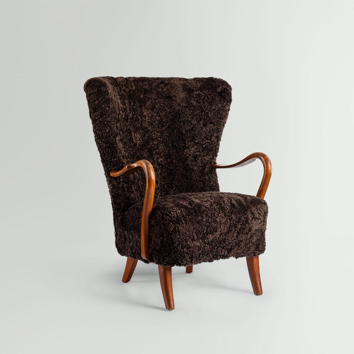 Danish high wingback lounge chair in brown sheepskin, designed by Danish designer Alfred Christensen for Slagelse Møbelfabrik in Denmark, 1940s.

This rare lounge chair is a wonderful example of Scandinavian Modern design of the 1940s, featuring an