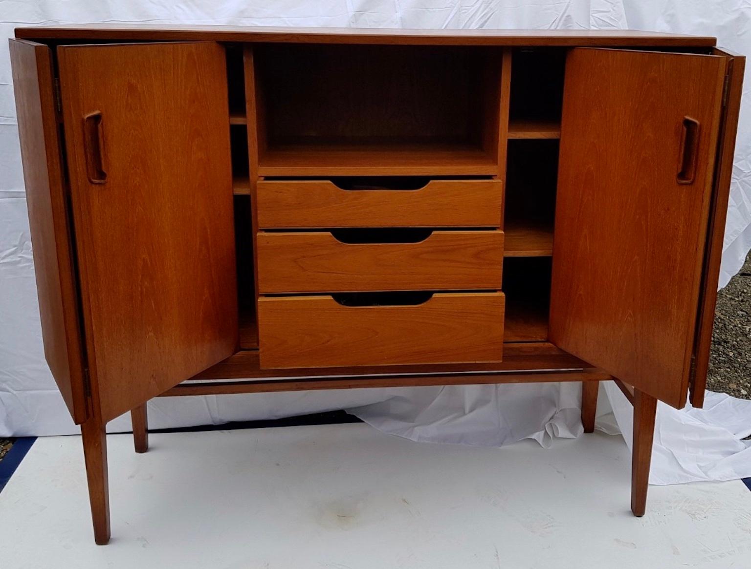 Alfred Cox for Heals Teak Drinks Highboard Drinks Cabinet / Sideboard, 1950s In Good Condition In Richmond, Surrey